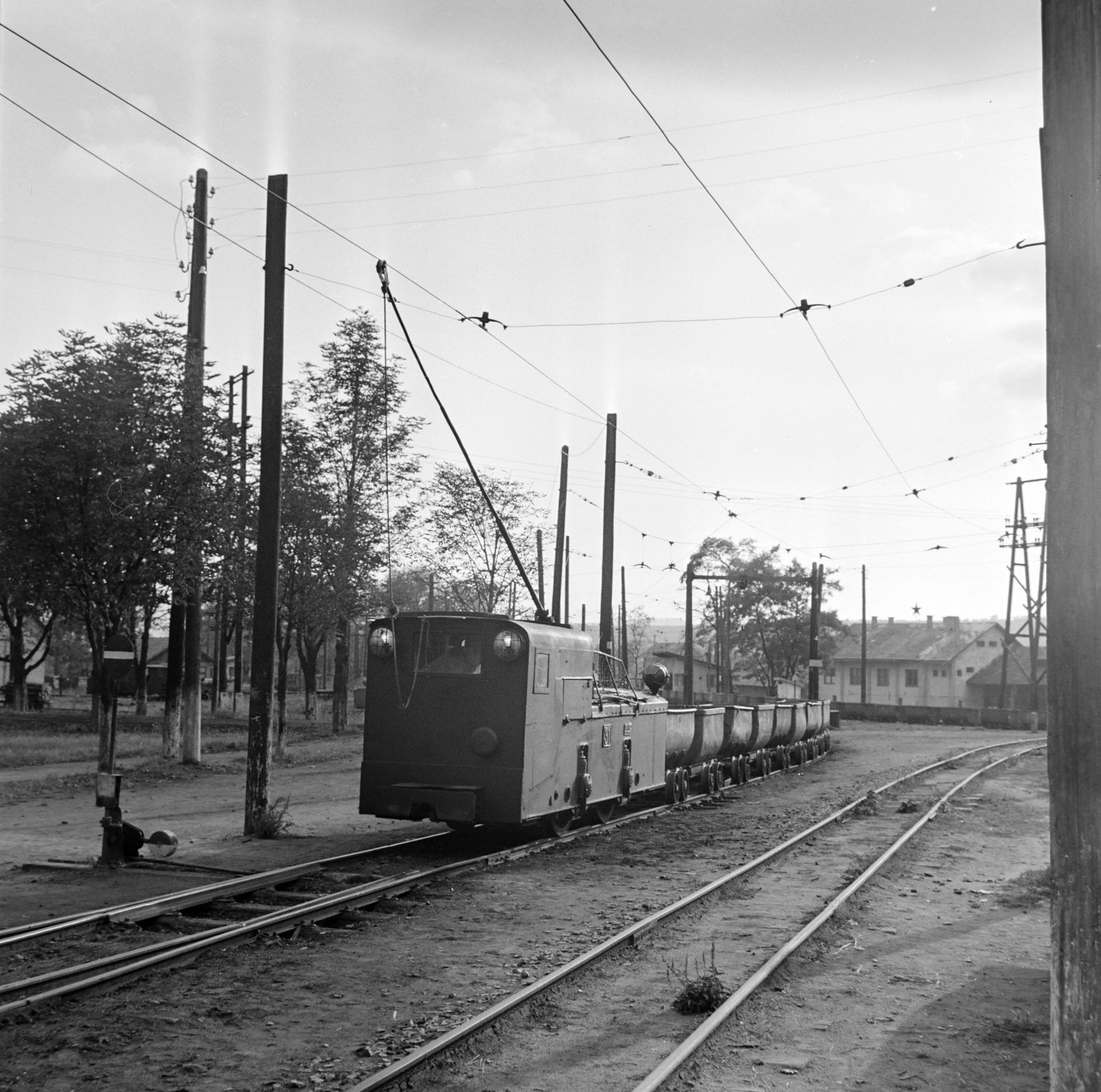 Magyarország, Bátonyterenye, Kisterenye (ekkor önálló), szénszállító bányavasút., 1966, Bojár Sándor, villanymozdony, kitérő, felsővezeték, Fortepan #178010