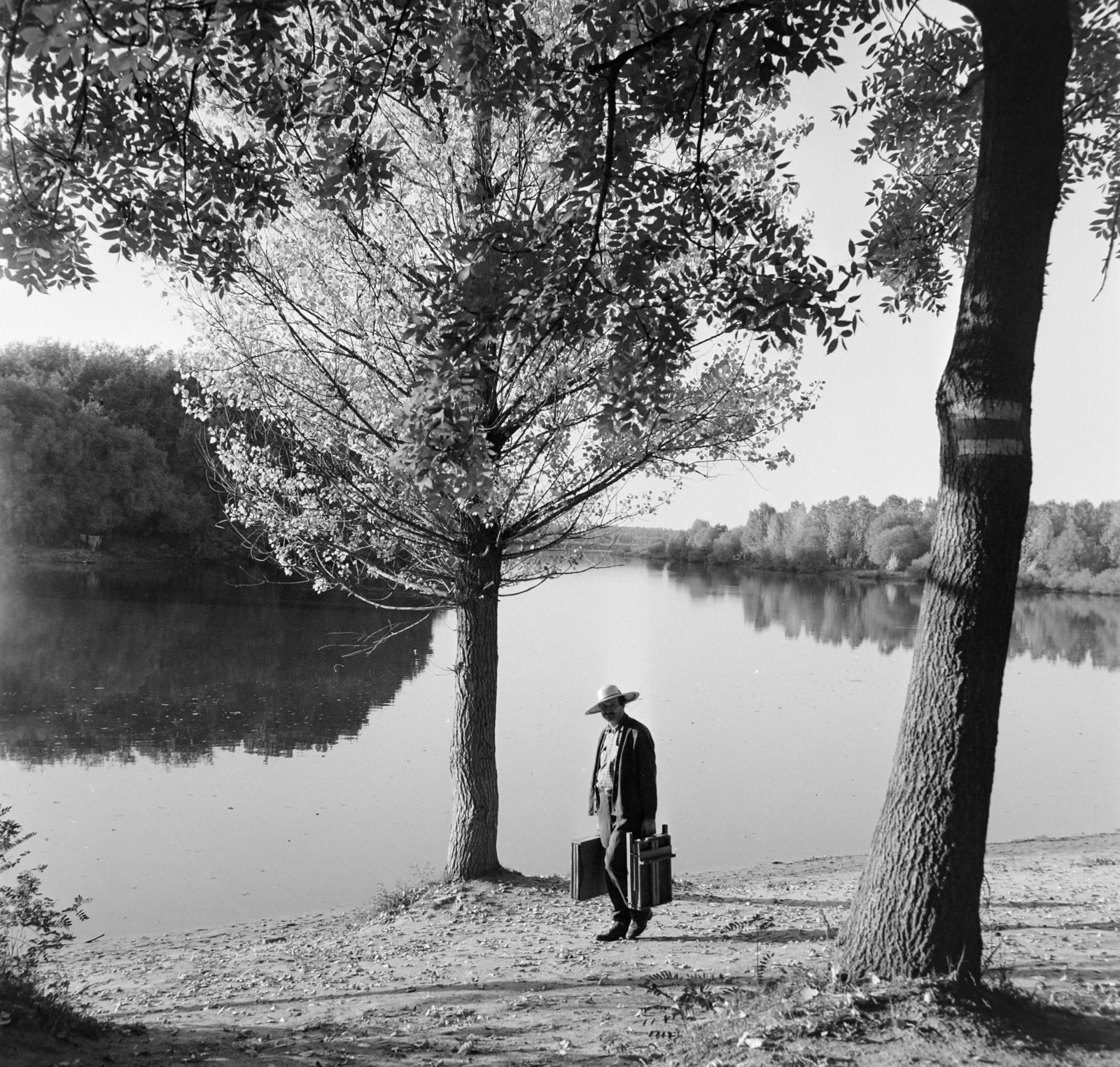 Hungary, Mártély, Tisza-part., 1964, Bojár Sándor, straw hat, painter, shore, Fortepan #178018