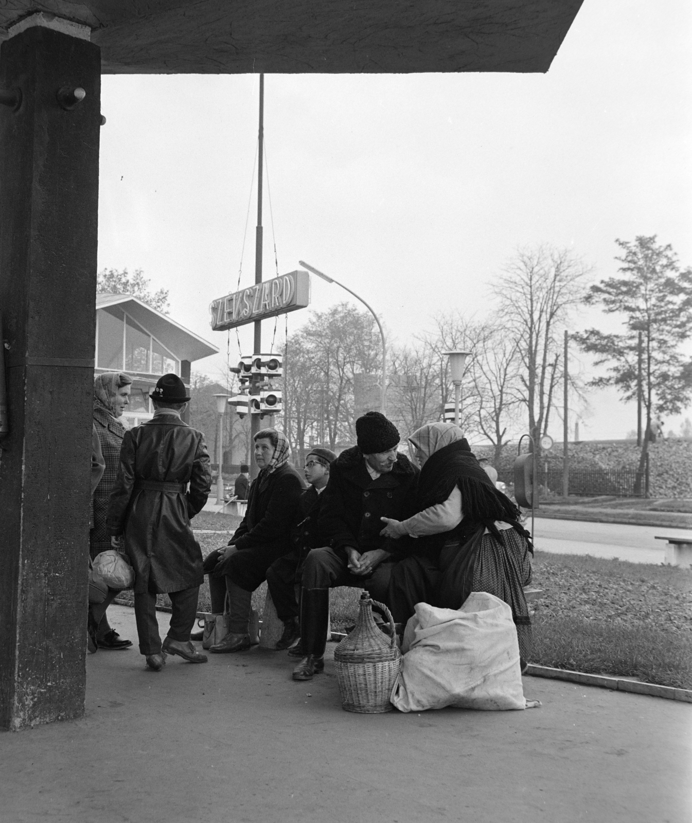 Hungary, Szekszárd, Pollack Mihály utca, autóbusz-pályaudvar., 1964, Bojár Sándor, bus stop, Fortepan #178025