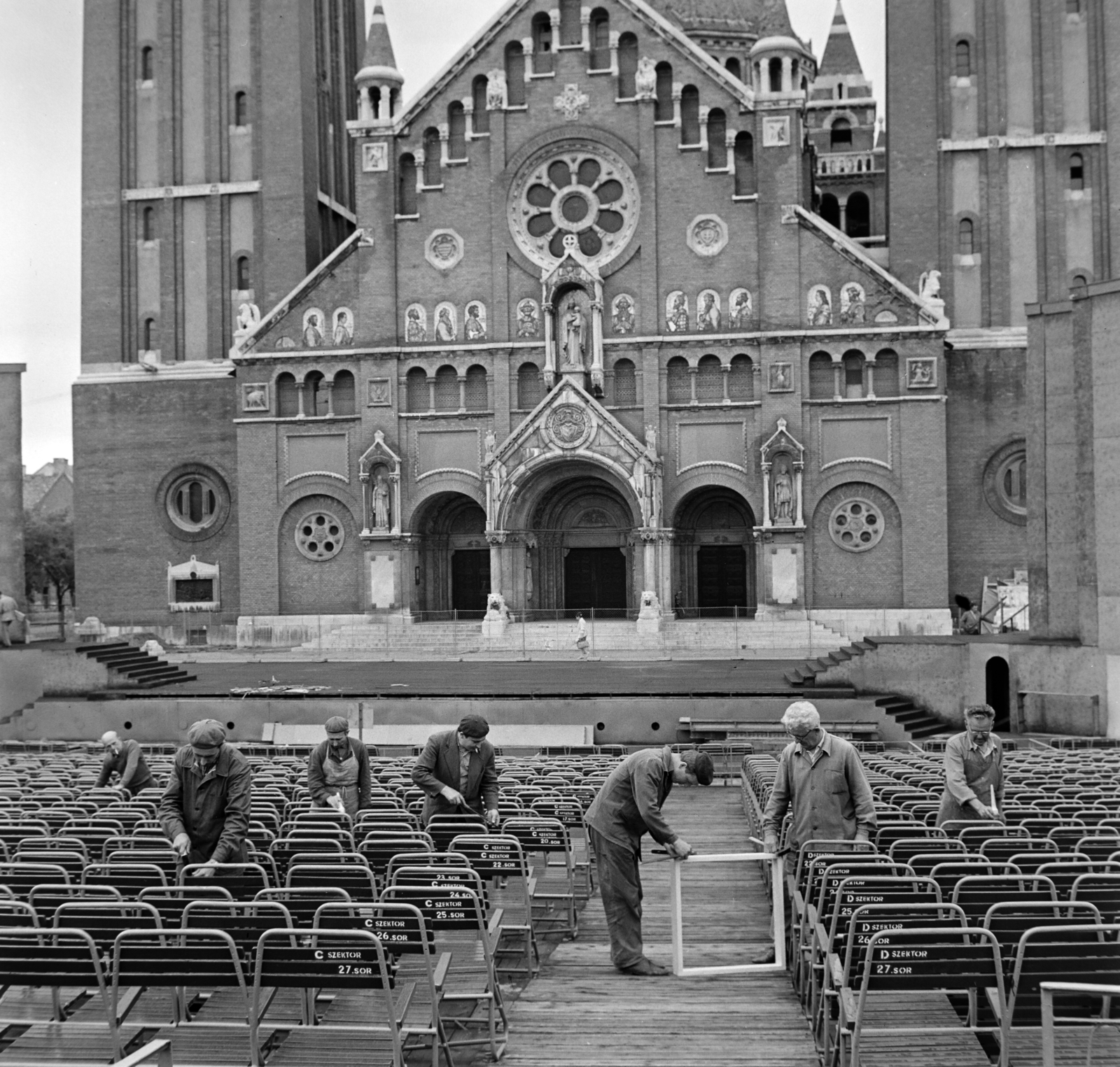 Hungary, Szeged, Dóm tér, a szabadtéri színpad és nézőtere a Fogadalmi templom előtt., 1965, Bojár Sándor, Fortepan #178033