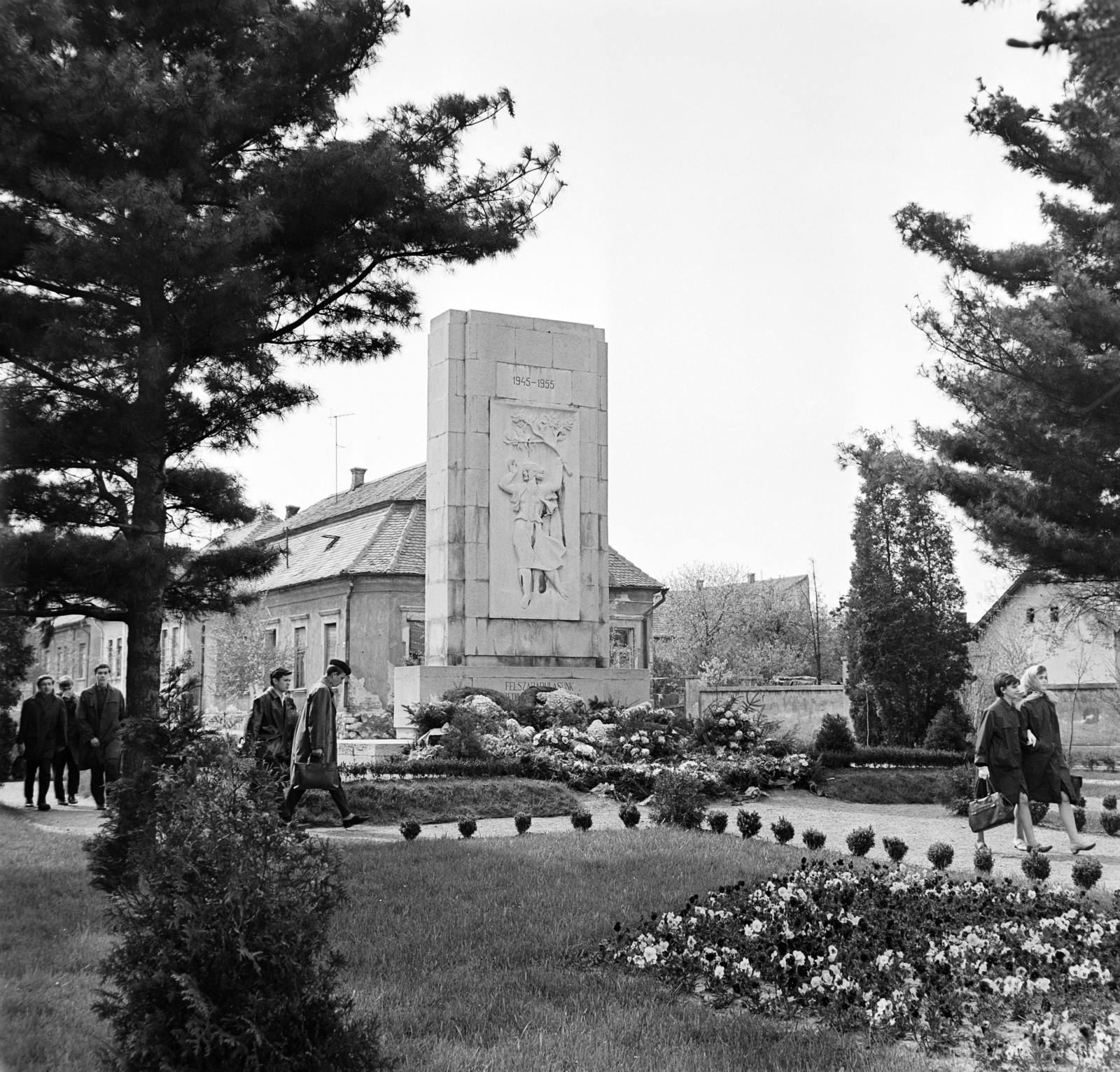 Magyarország, Zalaegerszeg, Bajcsy-Zsilinszky tér, Mikus Sándor alkotása (1955), Felszabadulási emlékmű a vasútállomással szemben., 1969, Bojár Sándor, Fortepan #178039