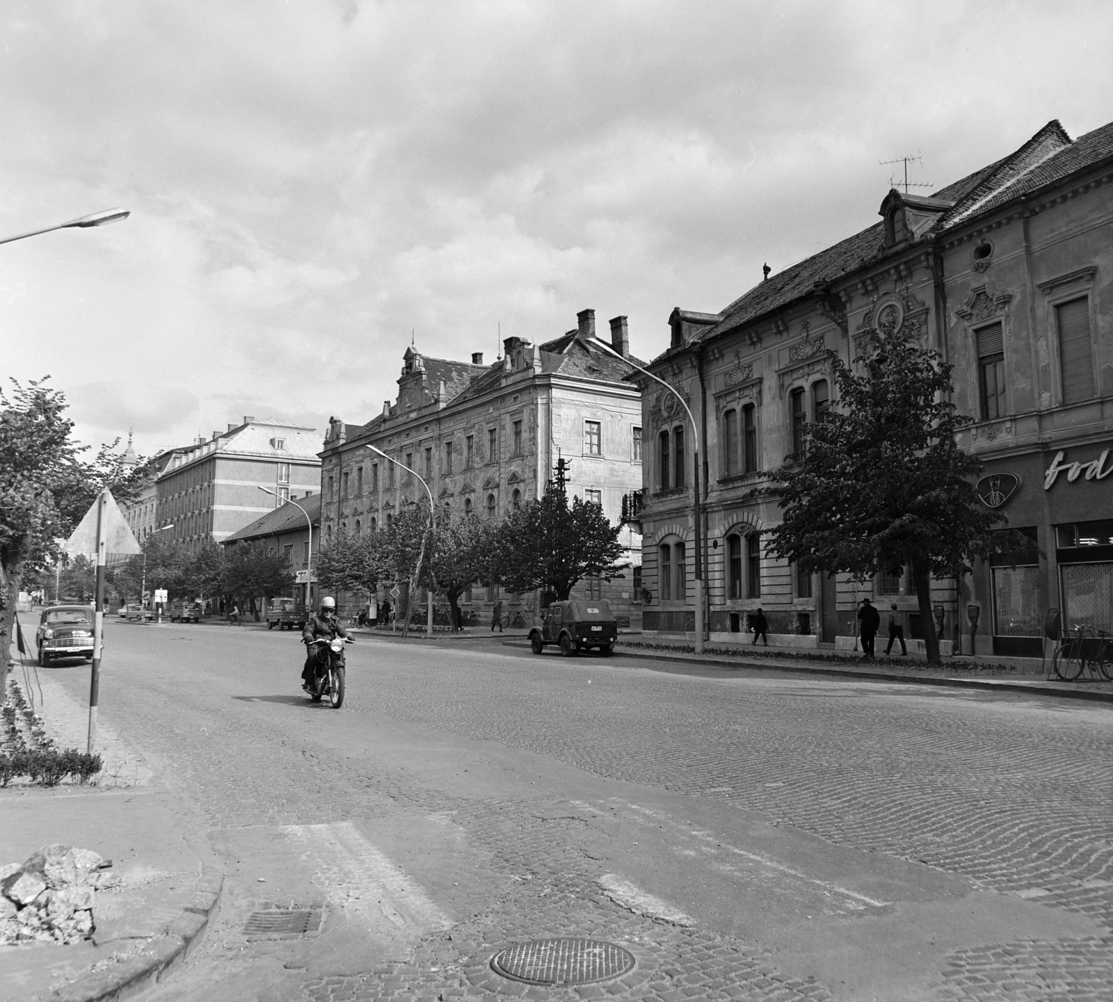 Hungary, Zalaegerszeg, szemben a Kazinczy (Marx) tér - Ady Endre utca sarkán a Járási Hivatal épülete, távolabb az Arany Bárány Hotel., 1969, Bojár Sándor, crosswalk, Fortepan #178048