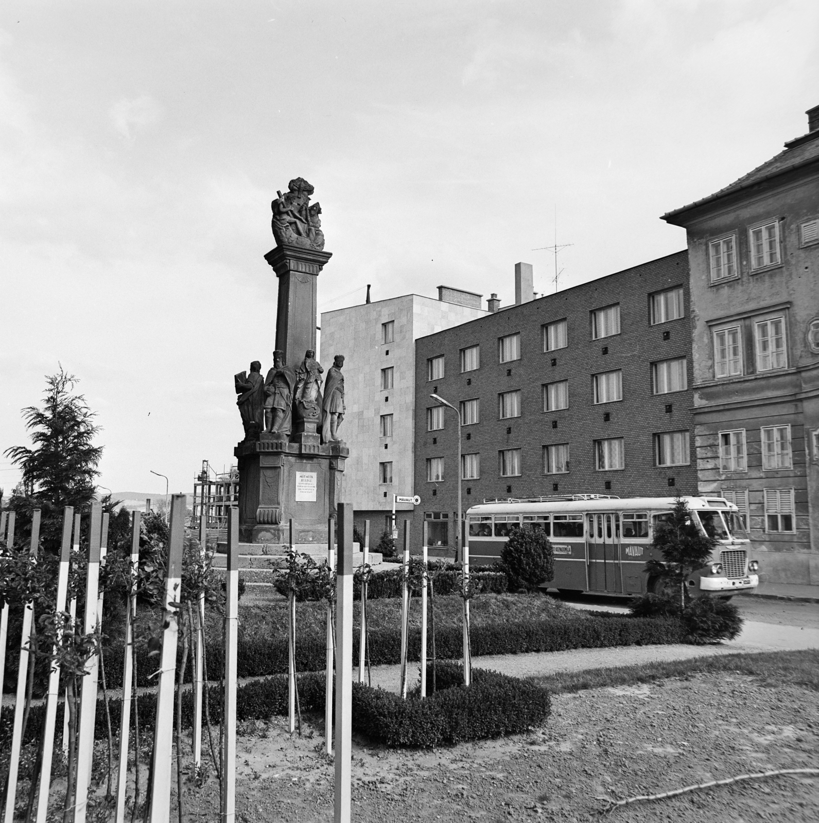 Magyarország, Zalaegerszeg, Mindszenty József (Kovács Károly) tér, Szentháromság-szobor., 1969, Bojár Sándor, Fortepan #178051