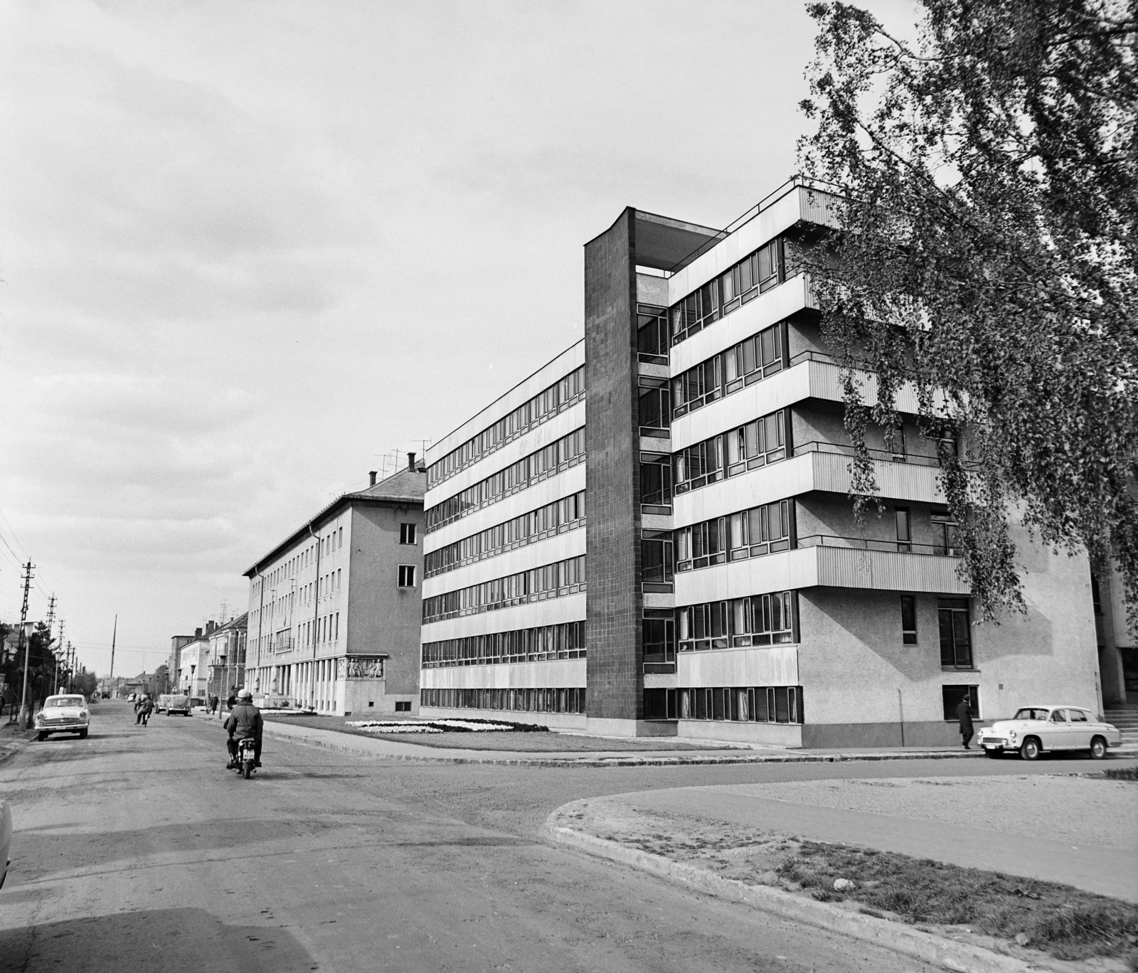 Hungary, Zalaegerszeg, Kosztolányi Dezső utca, szemben a Megyeháza (ekkor Megyei Tanács) épülete, jobbra a Béke-ligeti utca., 1969, Bojár Sándor, Fortepan #178052