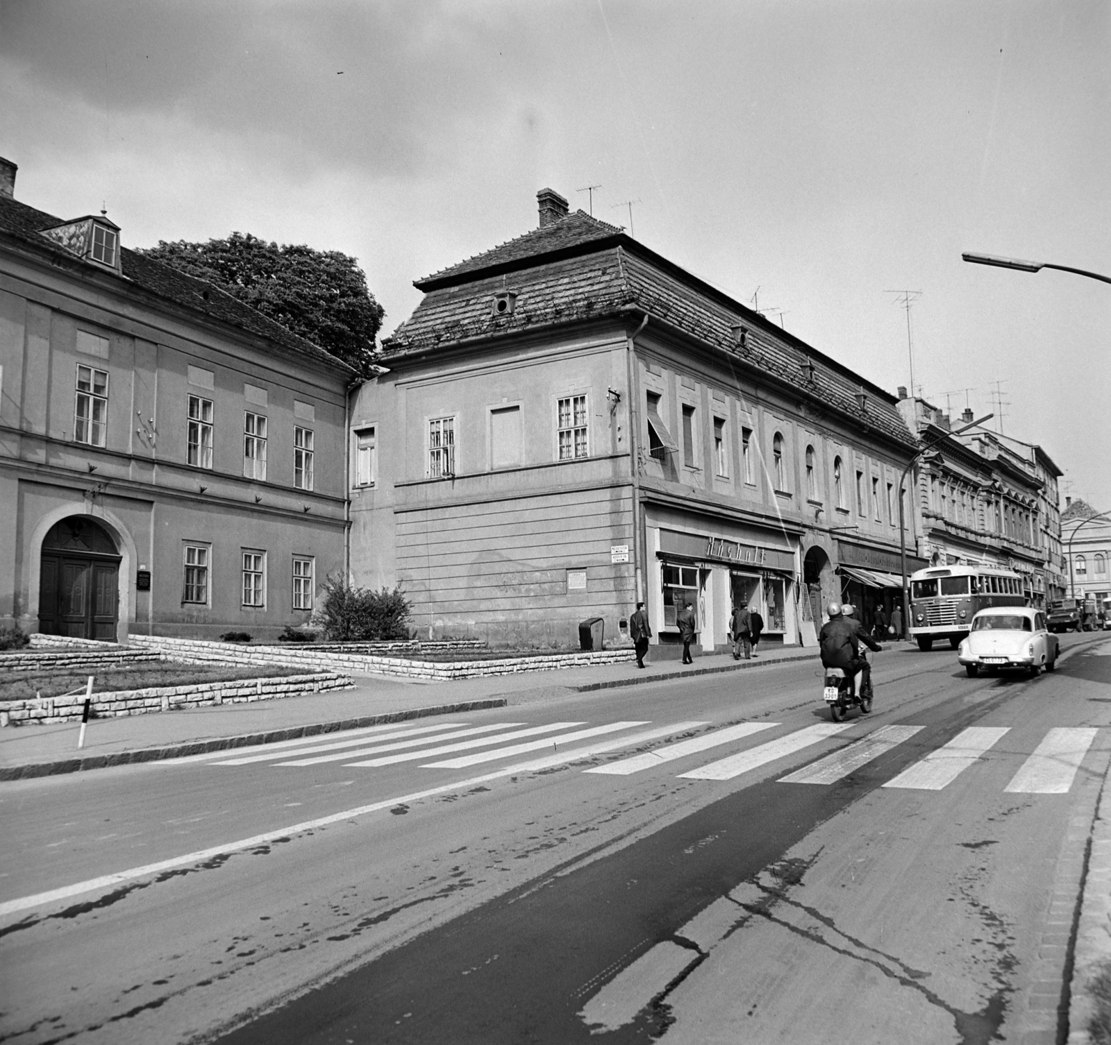 Magyarország, Kaposvár, a Fő utca a Kossuth térnél, balra a "A Haza Kis Polgárainak" épület, mögötte a Dorottya-ház., 1969, Bojár Sándor, gyalogátkelő, Fortepan #178057