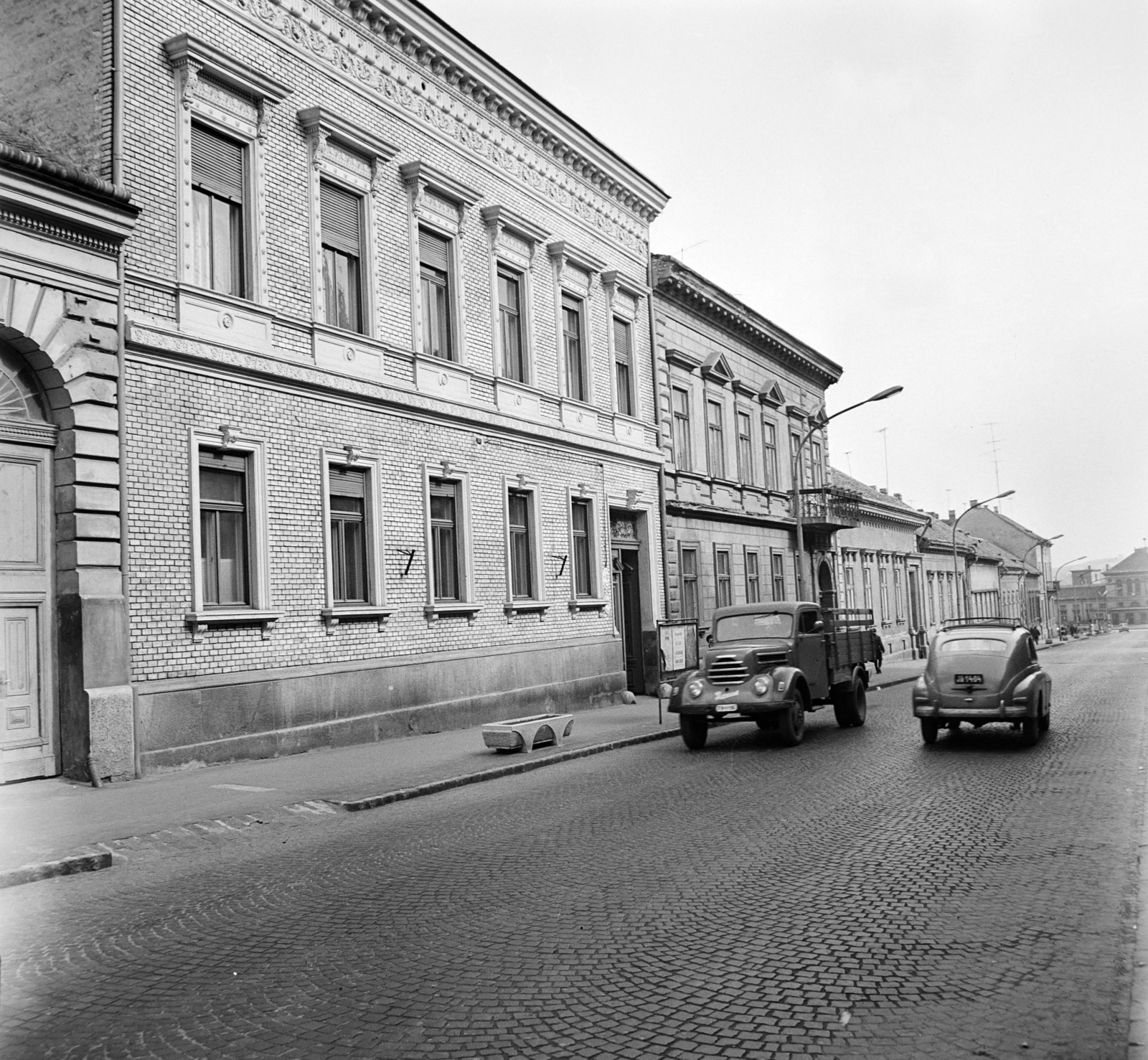 Hungary, Kaposvár, Dózsa György utca a vasútállomás felé nézve, előtérben a 9. és 11. számú ház., 1969, Bojár Sándor, Fortepan #178061