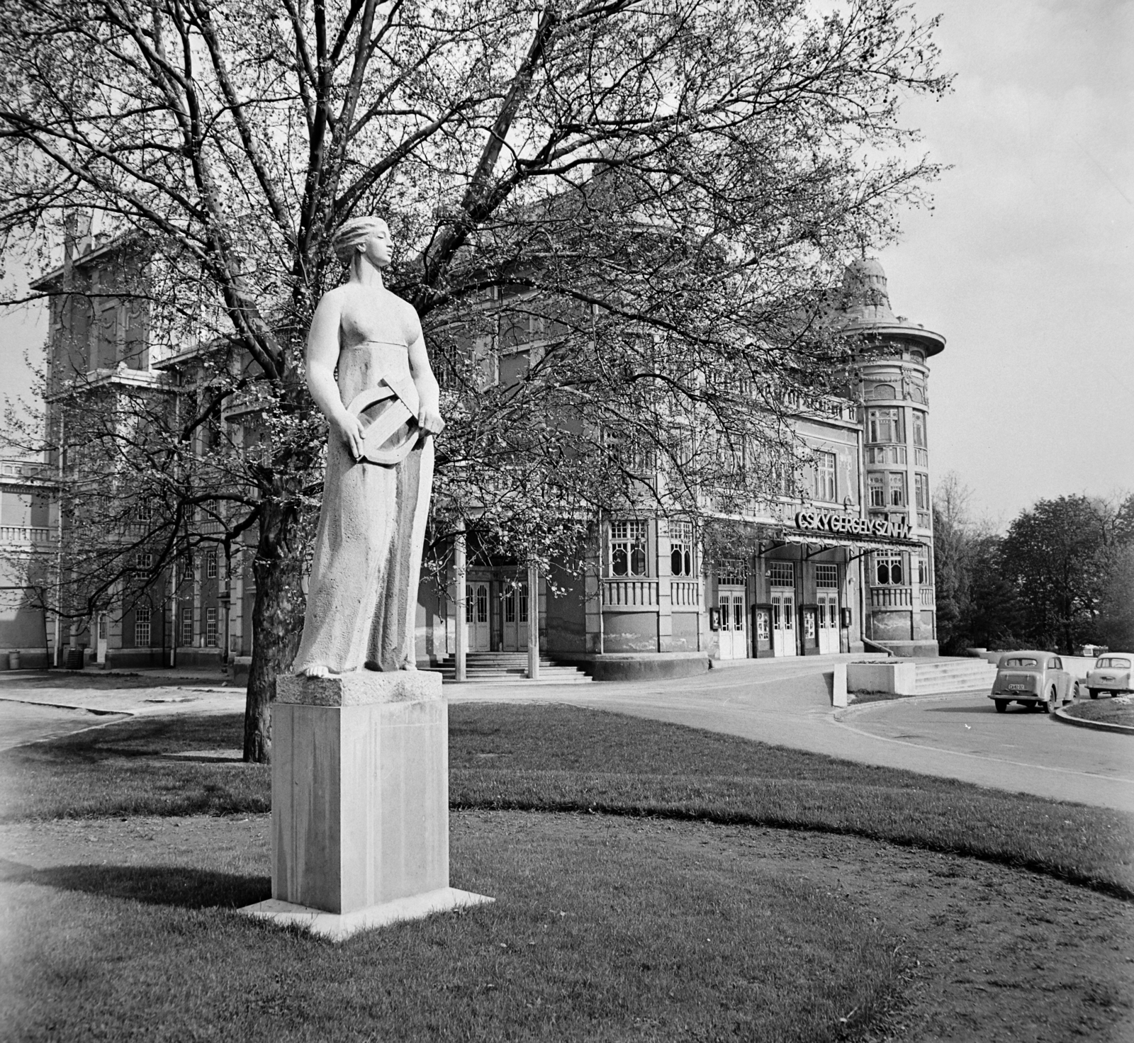 Hungary, Kaposvár, Rákóczi tér, Marton László alkotása Múzsa (1963), háttérben a Csiky Gergely Színház., 1969, Bojár Sándor, Fortepan #178062