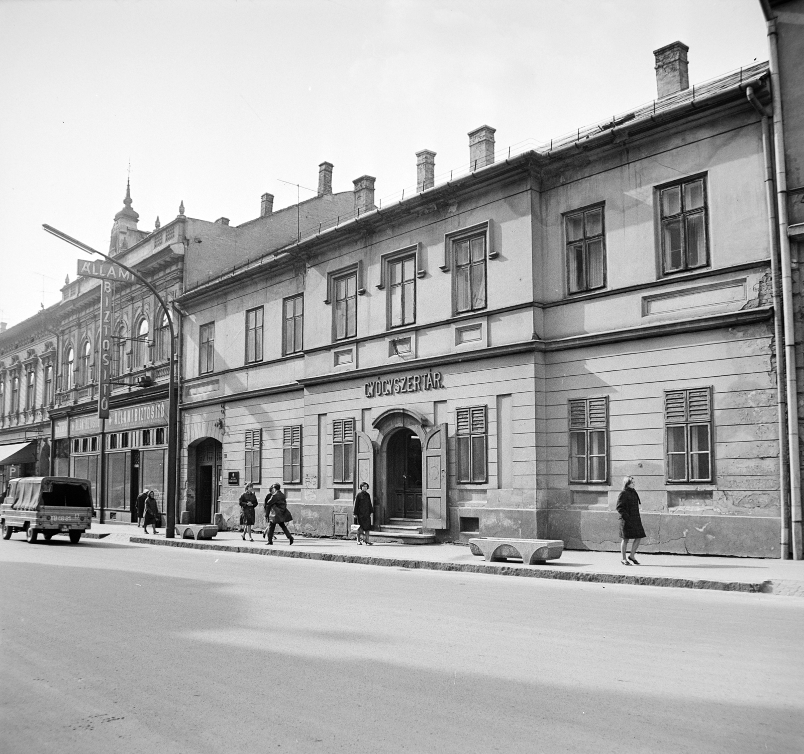 Magyarország, Kaposvár, Fő utca 19., a város legrégebbi patikája, ma Arany Oroszlán Gyógyszertár., 1969, Bojár Sándor, Fortepan #178065