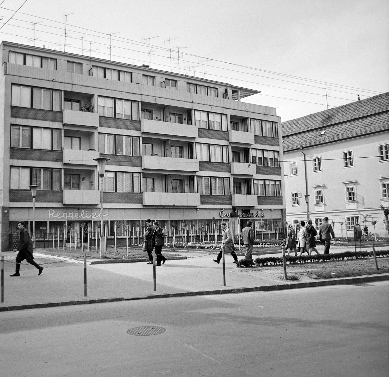 Magyarország, Zalaegerszeg, Kossuth Lajos (Hamburger Jenő) tér, balra a "Pontház", előtte Hamburger Jenő mellszobra (Majthényi Károly, 1956.)., 1969, Bojár Sándor, Fortepan #178068