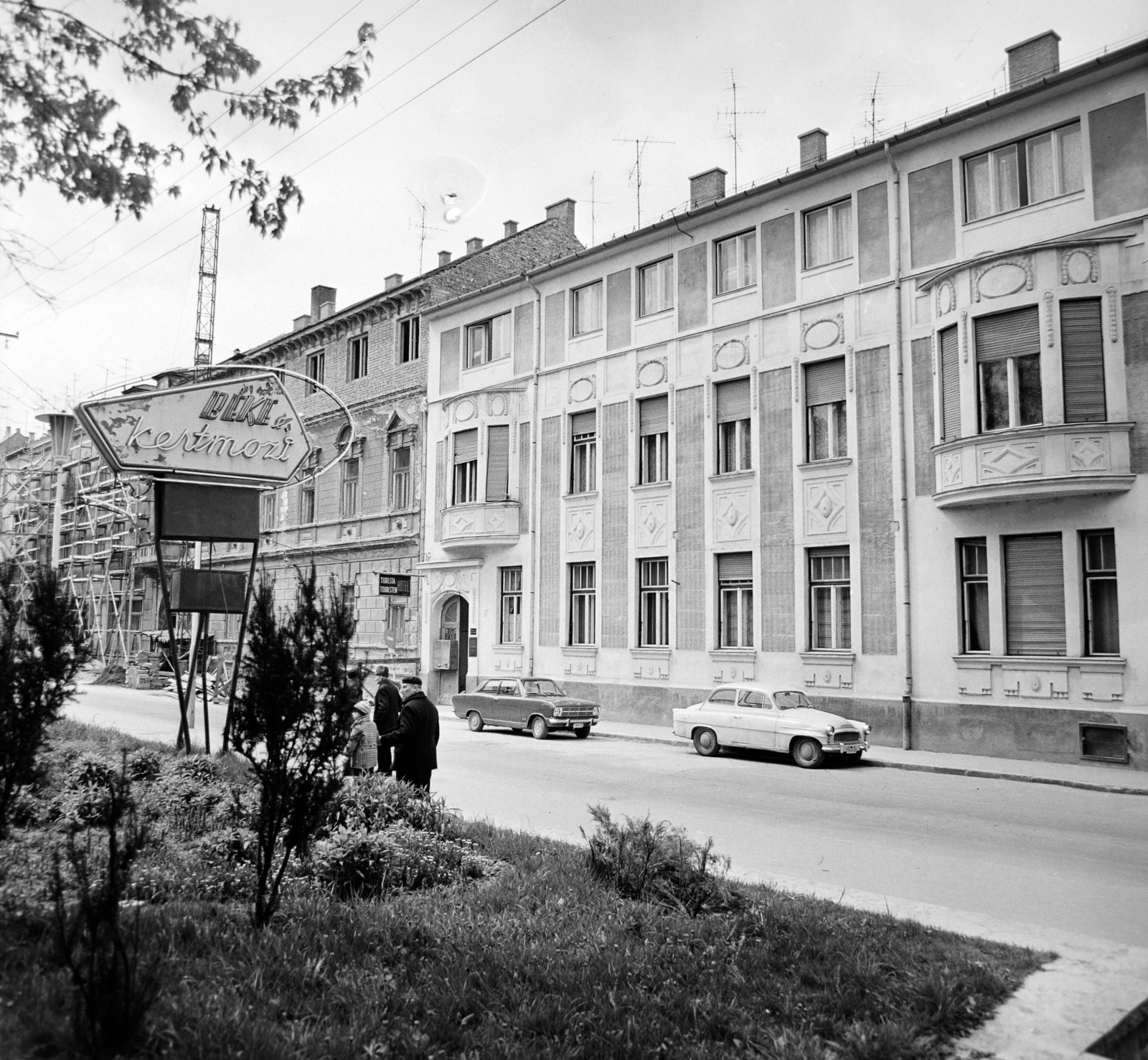 Magyarország, Nagykanizsa, a Béke Mozi (eredetileg Városi Színház) előtti park, jobbra a Sugár út 8. szám alatt a Turista Hotel., 1969, Bojár Sándor, neonreklám, mozi, neon felirat, Fortepan #178071