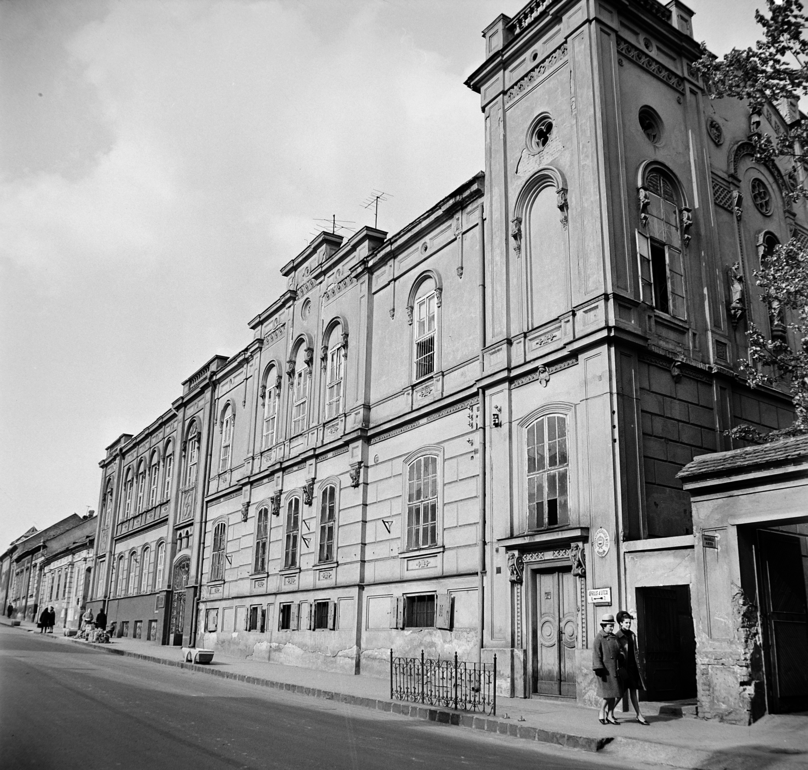 Magyarország, Kaposvár, Zárda (Április 4.) utca, az egykori zárda épületegyüttese. Ekkor oktatási intézmény és a honvédség klubja működött benne. Ma kettéosztva a Nagyboldogasszony Iskolaközpont és a Püspöki Hivatal található benne., 1969, Bojár Sándor, Fortepan #178072