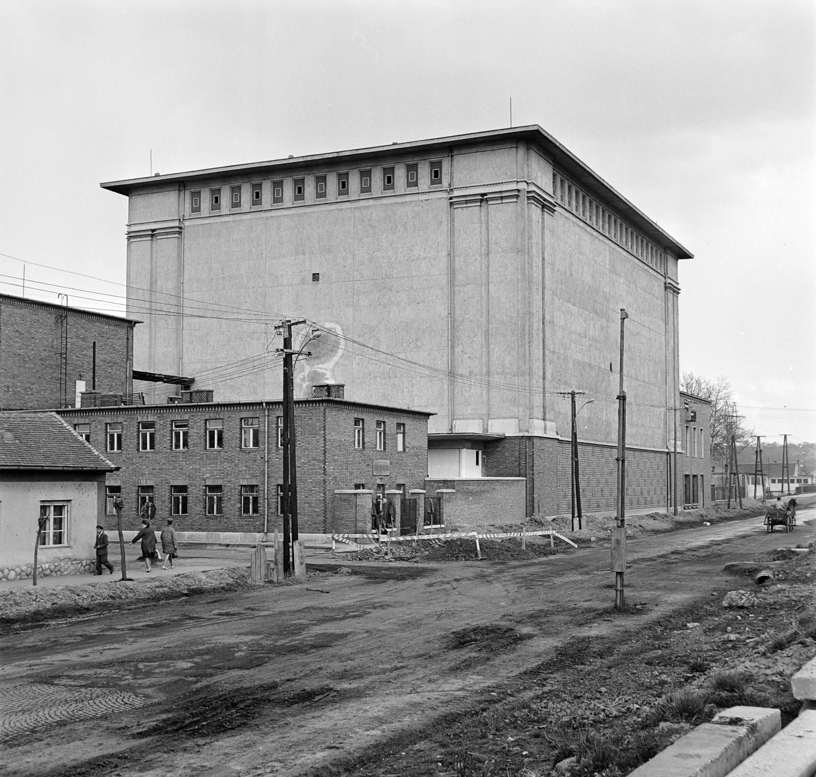 Hungary, Kaposvár, Pécsi utca 67-69., balra a Szennyvíztelepei út torkoloata. Szemben a Kaposvári Húsipari Vállalat hűtőháza., 1969, Bojár Sándor, modern architecture, flat roof, dirt road, Fortepan #178076