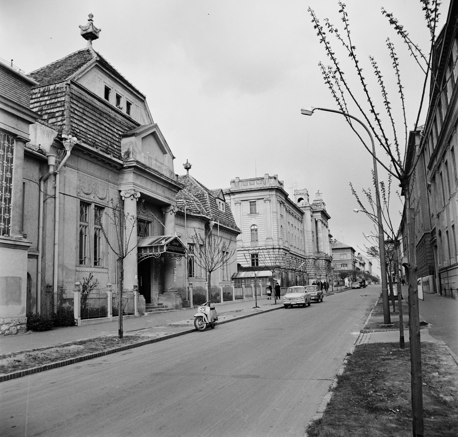 Hungary, Kaposvár, Bajcsy-Zsilinszky utca, Königsberg Dezső egykori villája, később Nemzeti Kaszinó, ekkor Ifjúsági Eszpresszó (később Technika Háza). Távolabb az Igazságügyi Palota., 1969, Bojár Sándor, Fortepan #178078