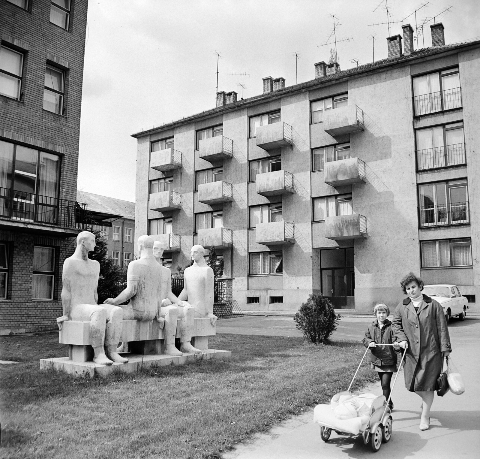 Magyarország, Kaposvár, a Kossuth Lajos utca 9. számú épület előtt a Tanácskozó munkások című szobor (Kiss István, 1963.)., 1969, Bojár Sándor, Fortepan #178089