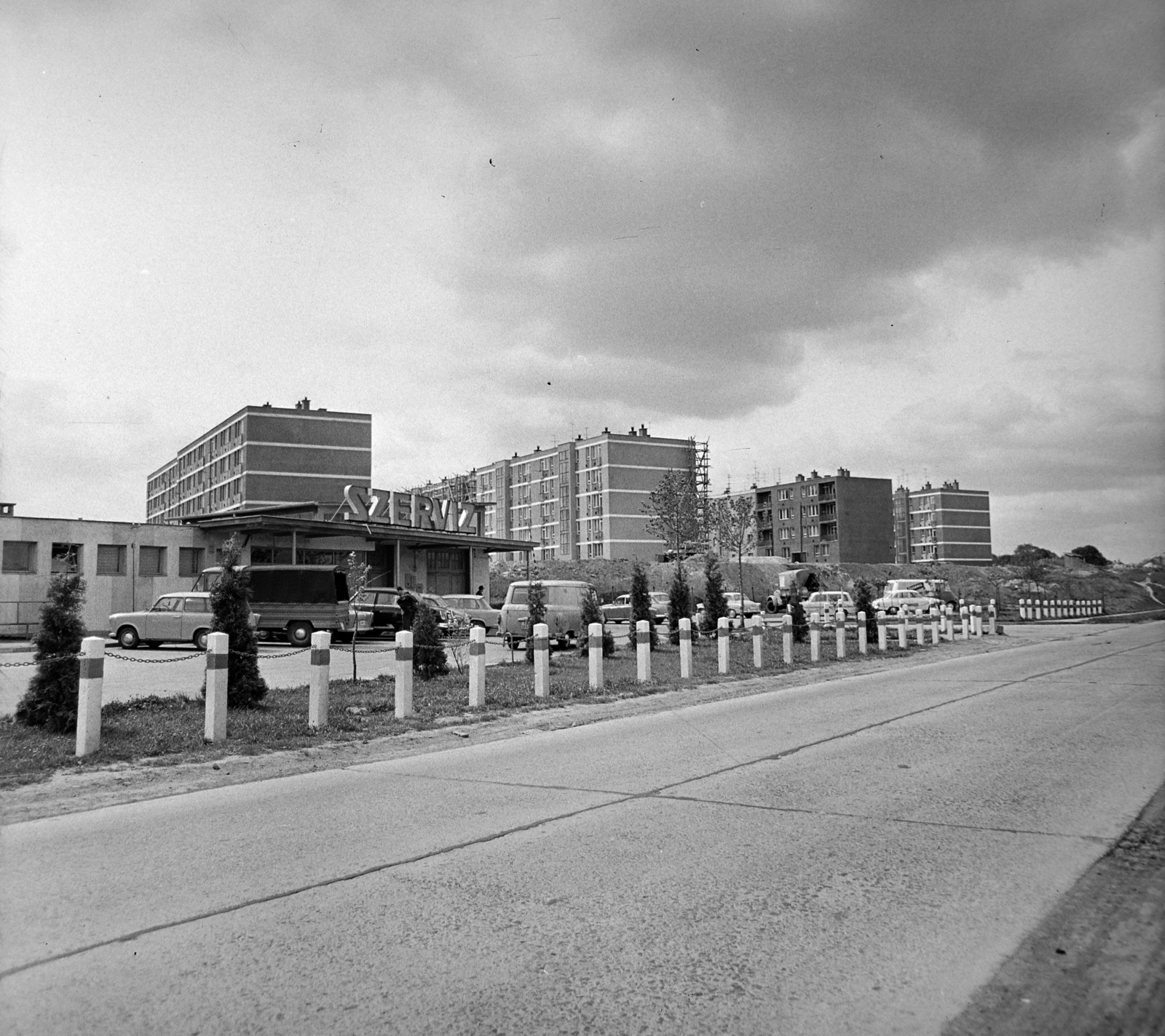 Magyarország, Nagykanizsa, a Balatoni utcáról az Attila utcai lakóházak felé nézve., 1969, Bojár Sándor, gépjárműszerviz, neon felirat, Fortepan #178090