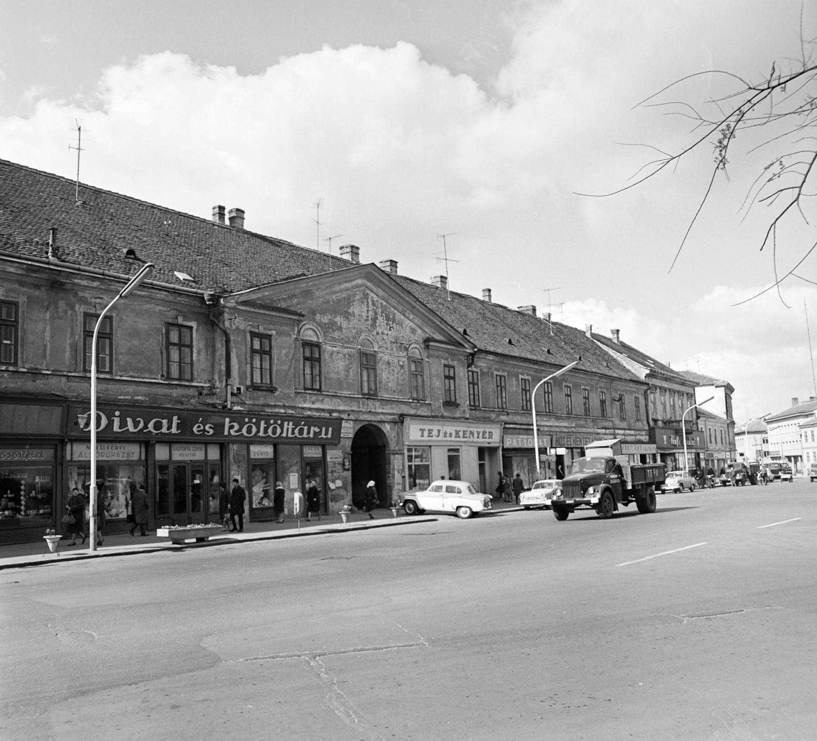 Magyarország, Nagykanizsa, Fő (Lenin) út az Erzsébet (Szabadság) térnél., 1969, Bojár Sándor, kötöttáru, divatáru, Fortepan #178096