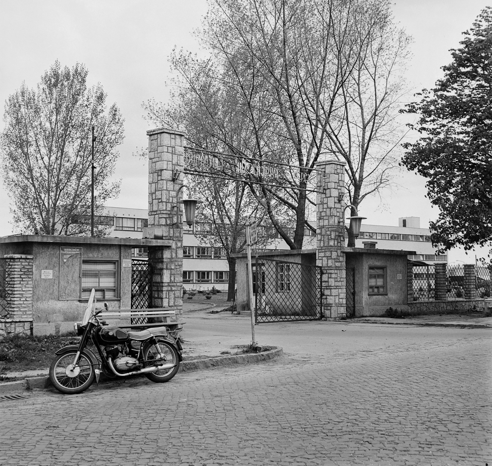 Magyarország, Nagykanizsa, Vár utca 9., Dunántúli Kőolajipari Gépgyár., 1969, Bojár Sándor, motorkerékpár, Fortepan #178100