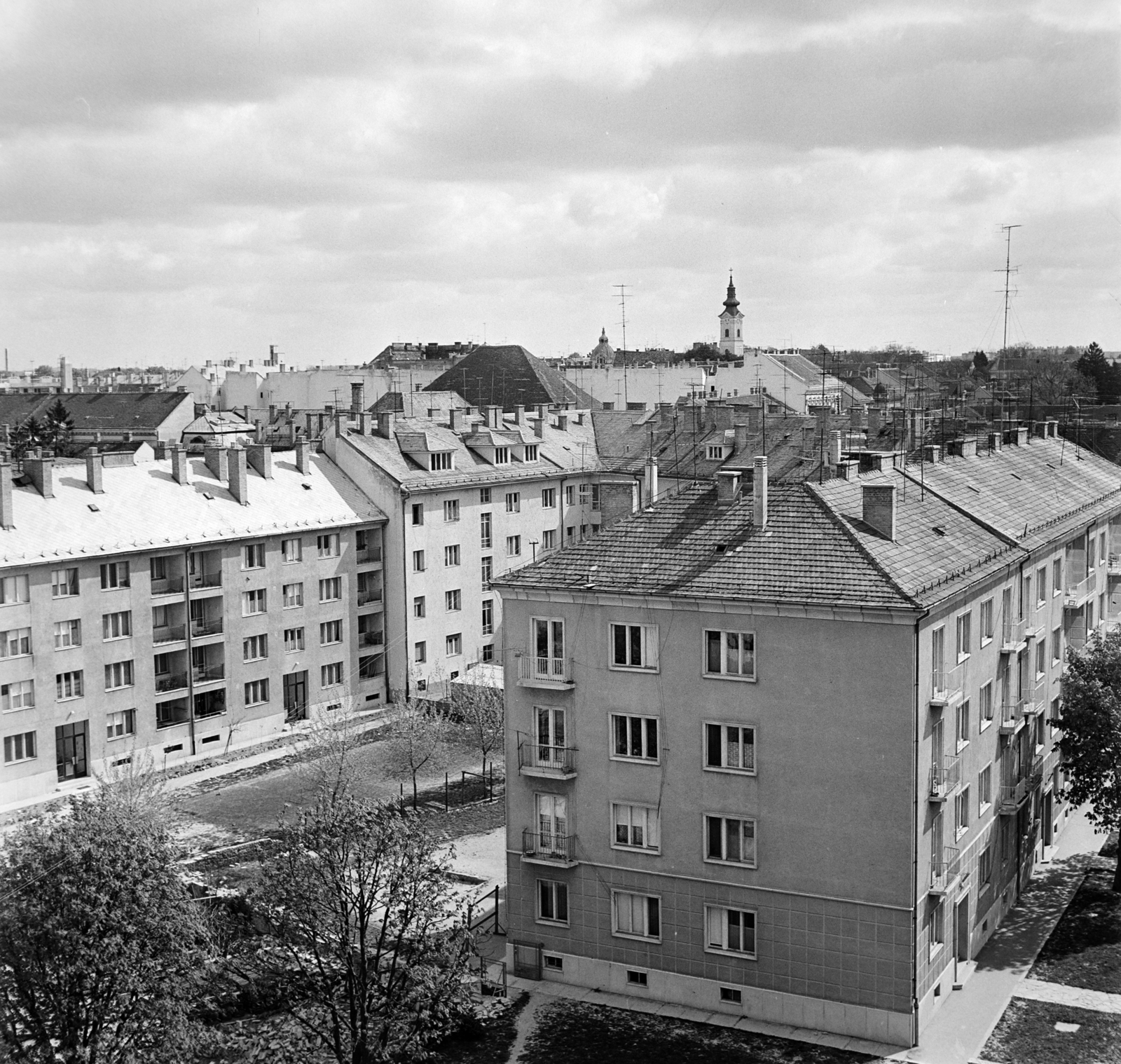 Magyarország, Nagykanizsa, Zárda (Stromfeld Aurél) utca 1/A, kilátás a Szent József-templom (alsóvárosi templom) tornyából az Ady Endre utca felé, a távolban a Jézus Szíve-templom (felsővárosi templom)., 1969, Bojár Sándor, Fortepan #178102