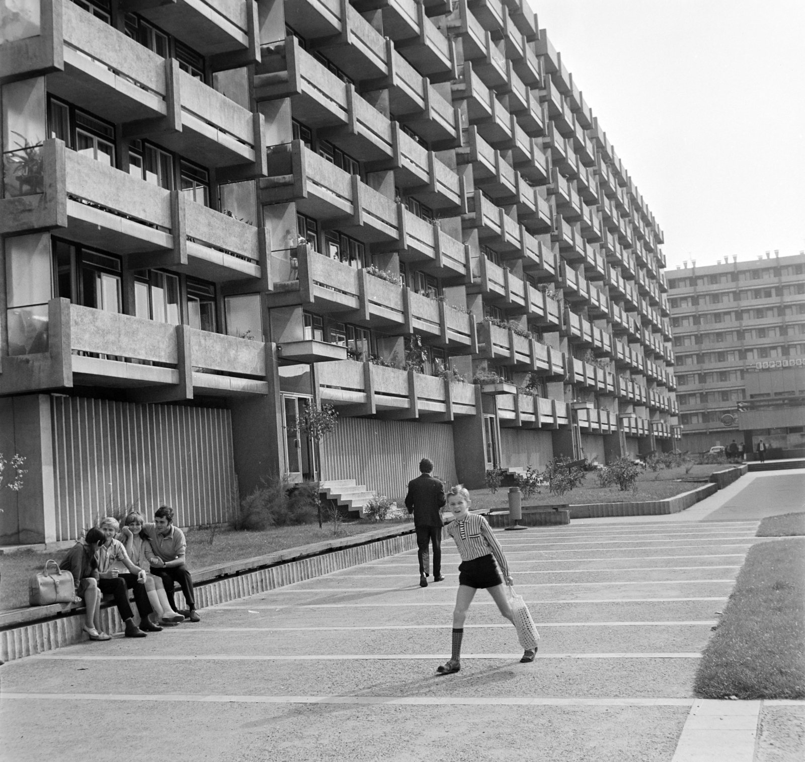 Magyarország, Salgótarján, Március 15. utca, háttérben a József Attila Művelődési Ház és a Karancs szálló., 1969, Bojár Sándor, Fortepan #178110