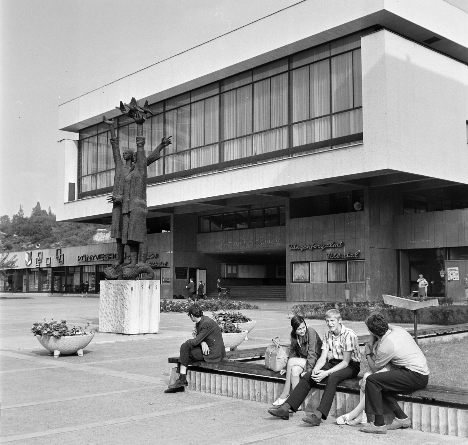 Magyarország, Salgótarján, Fő tér, József Attila Művelődési Ház., 1969, Bojár Sándor, szobor, modern építészet, Fortepan #178111