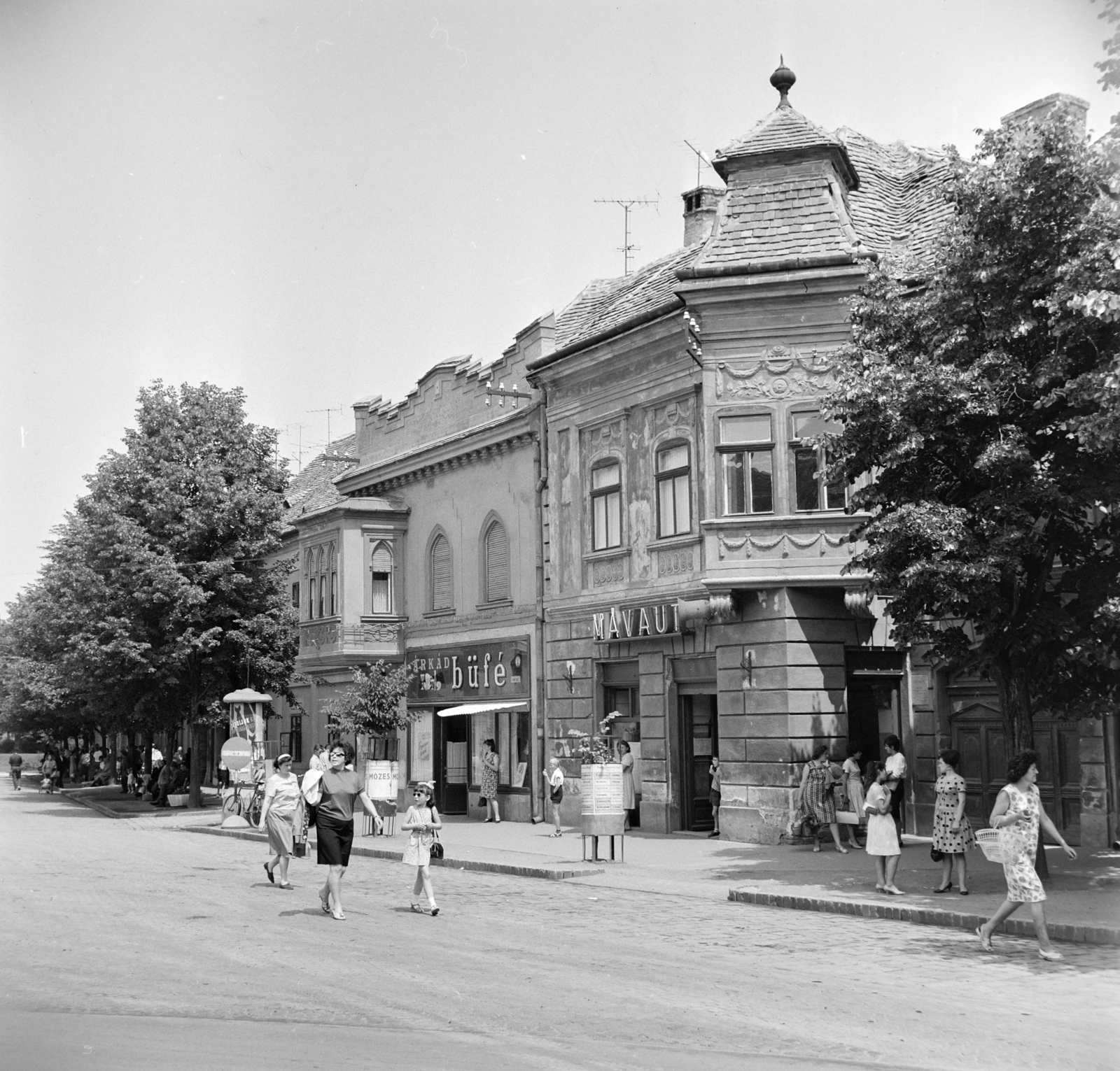 Magyarország, Pápa, Fő tér., 1968, Bojár Sándor, büfé, járókelő, séta, Fortepan #178117