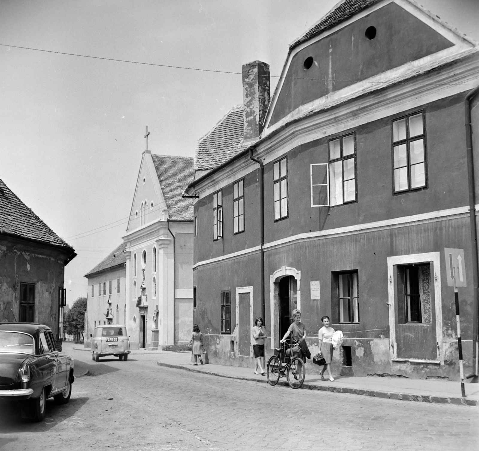 Hungary, Pápa, Korvin utca a Barát utca felé nézve, kissé balra a Kisboldogasszony-templom (ferences templom)., 1968, Bojár Sándor, bicycle, Fortepan #178119