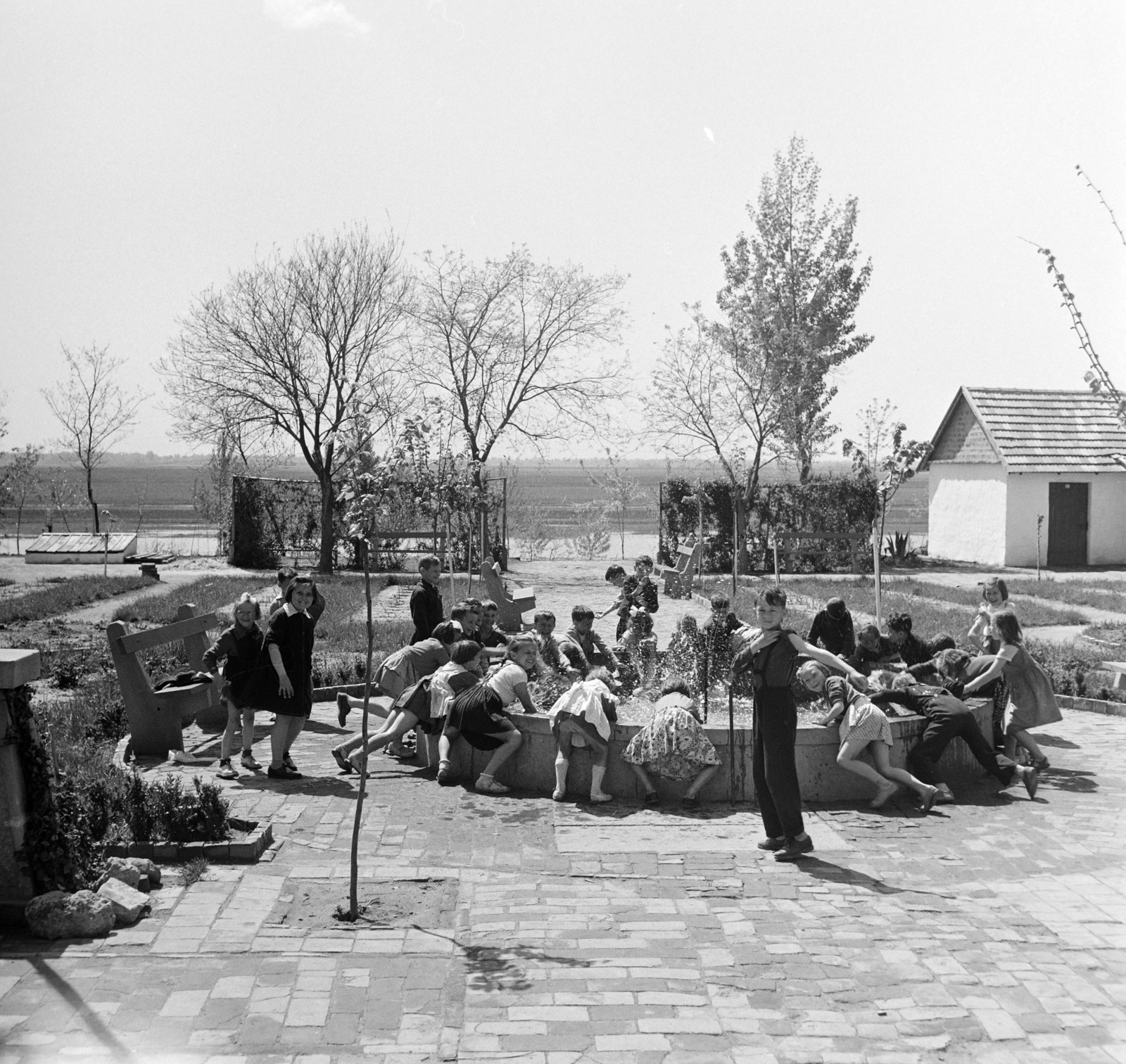 Hungary, Tiszakécske, Templom tér 3., az általános iskola udvara. Ma Tiszakécskei Református Általános Iskola és Gimnázium., 1963, Bojár Sándor, Fortepan #178128