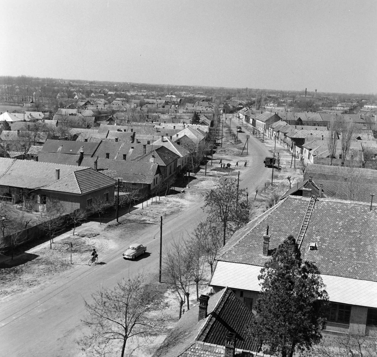 Hungary, Tiszakécske, kilátás a katolikus templom tornyából a Kőrösi utca házsorára., 1963, Bojár Sándor, Fortepan #178135