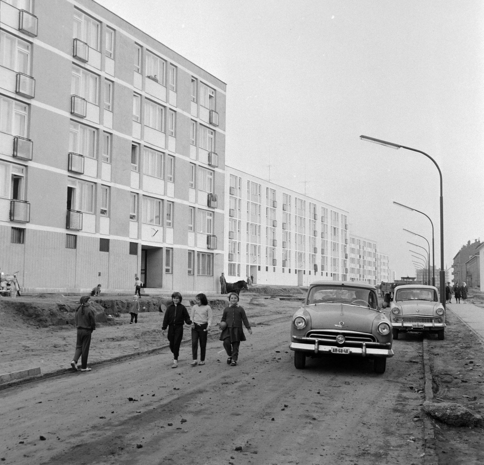 Hungary, Tata-Tóváros, Újvárosi lakótelep, Kós Károly (Schönherz Zoltán) utca., 1964, Bojár Sándor, Fortepan #178145