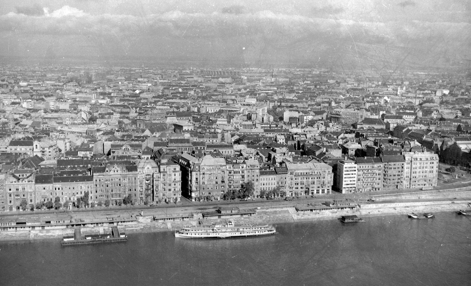 Magyarország, Budapest V., Pest látképe a Gellérthegyről, középpontban a Belgrád rakpart az Erzsébet híd és a Szabadság híd között., 1958, Kotnyek Antal, hajó, látkép, gőzhajó, hajóállomás, Budapest, Fortepan #17815