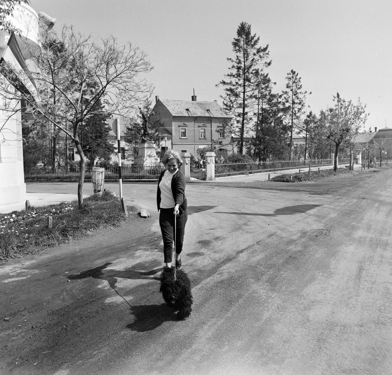 Hungary, Tapolca, Hősök tere, balra a Városháza. Középen az I. világháborús emlékmű (Maugsch Gyula, 1930.)., 1967, Bojár Sándor, Fortepan #178154