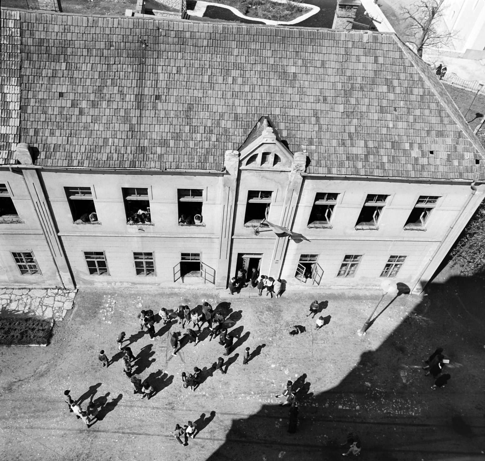 Hungary, Tapolca, kilátás a Nagyboldogasszony-templom tornyából az általános iskola (később Nagyboldogasszony Római Katolikus Általános Iskola) felé., 1966, Bojár Sándor, Fortepan #178170