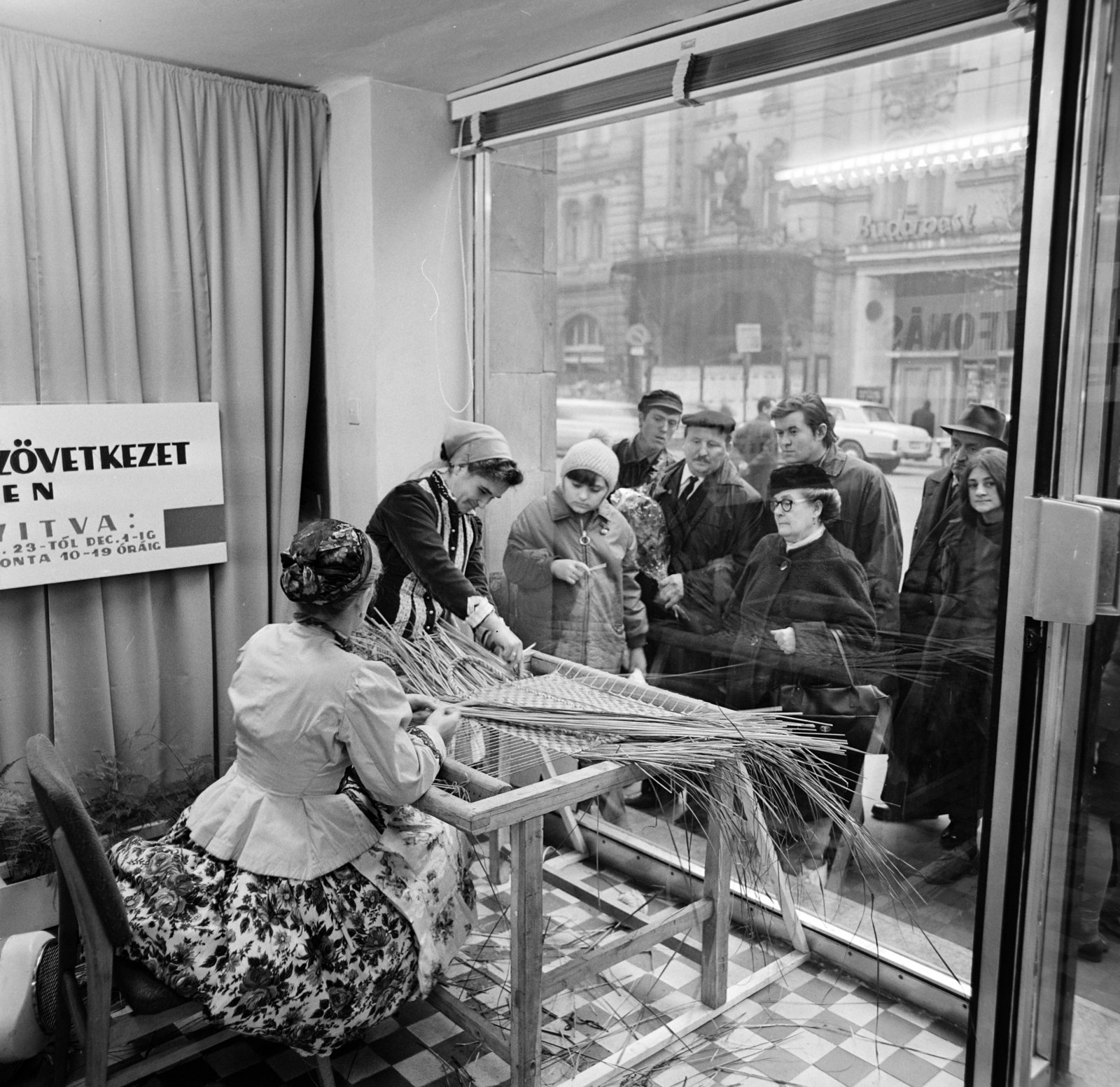Hungary, Budapest VI., Nagymező utca 18., szemben az utca túloldalán a Budapest Táncpalota (Moulin Rouge)., 1968, Bojár Sándor, Budapest, Fortepan #178173