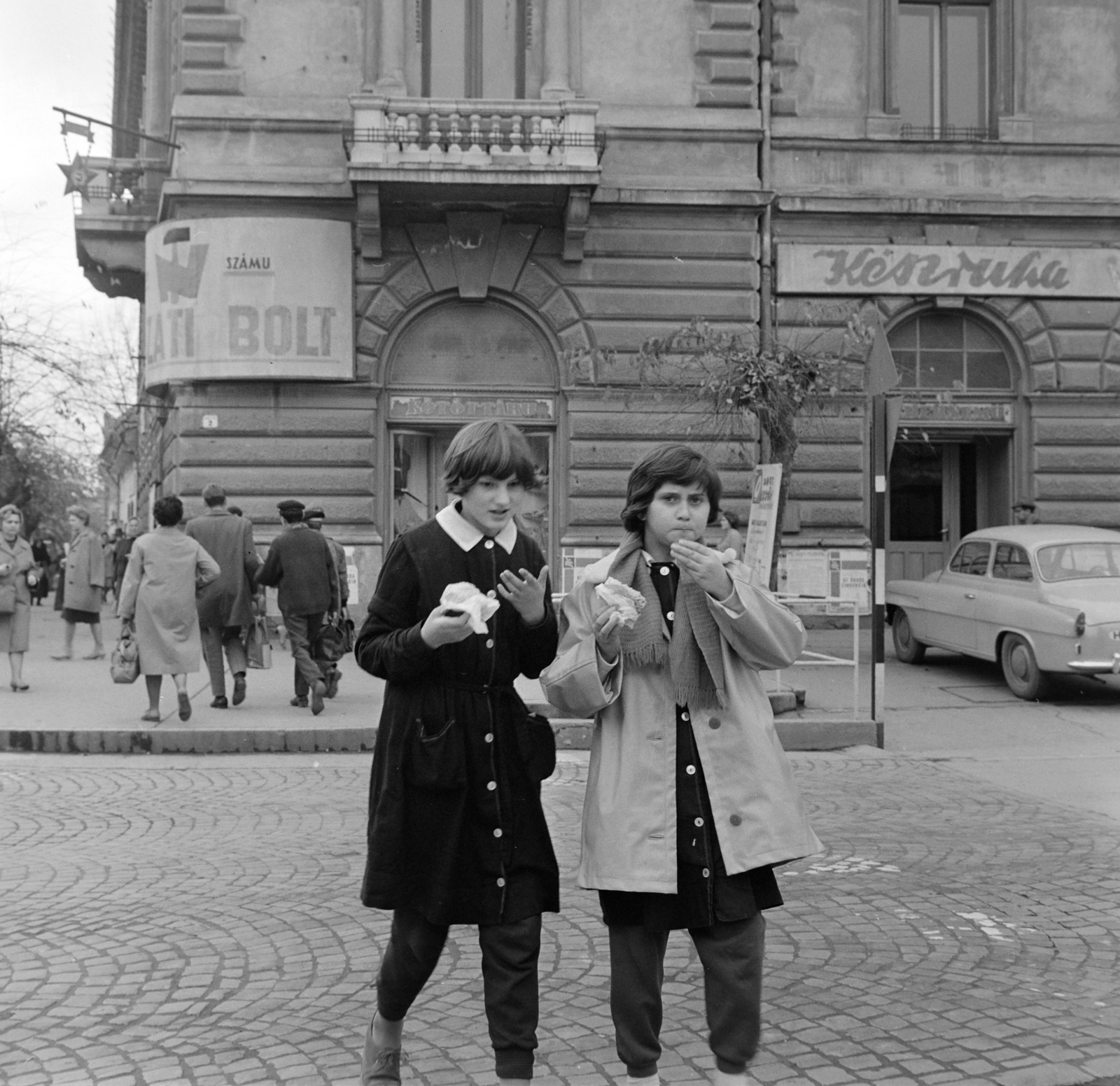 Hungary, Szekszárd, Garay tér, balra a Széchenyi utca., 1964, Bojár Sándor, Fortepan #178185