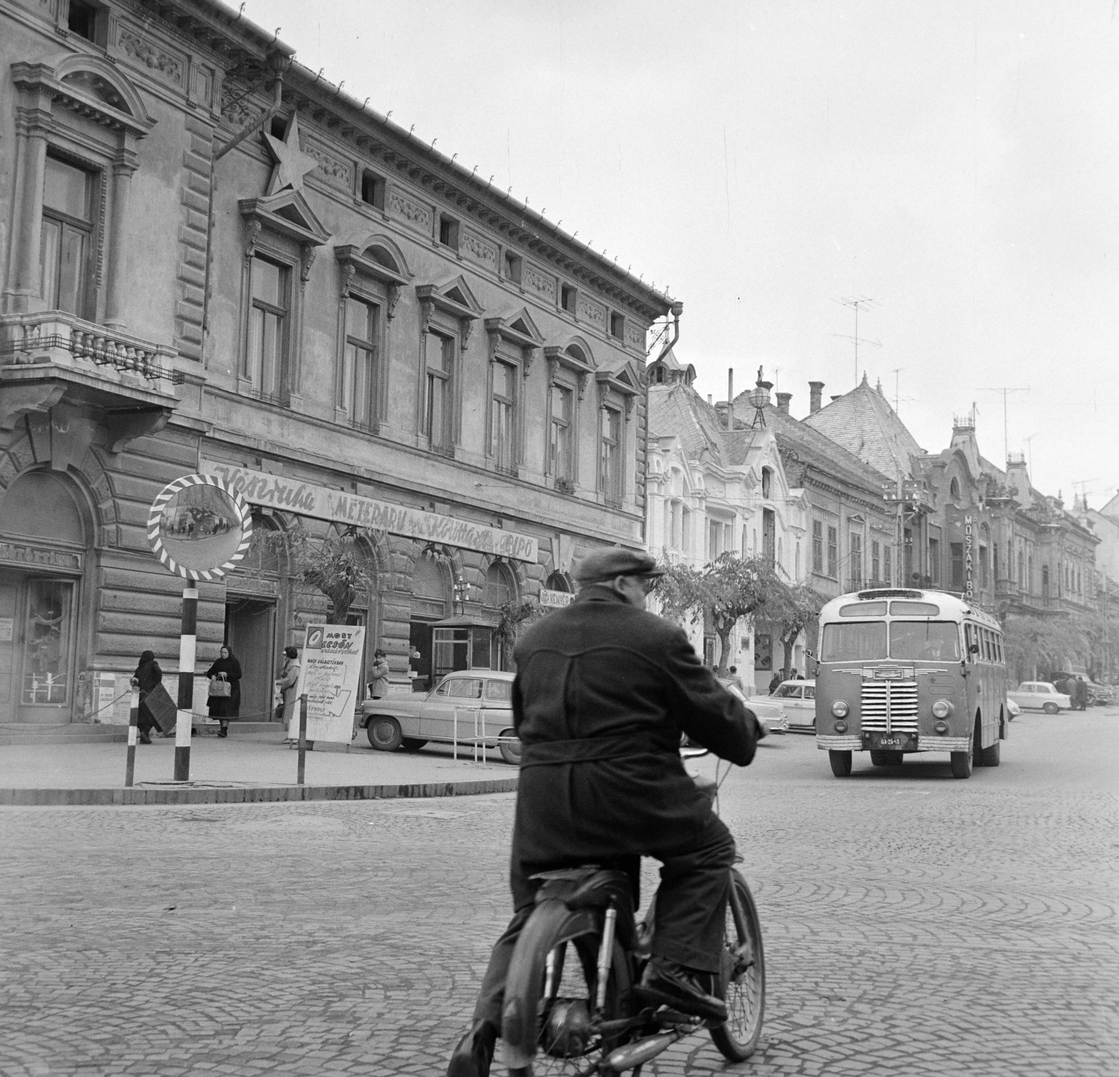 Hungary, Szekszárd, Széchenyi utca Garay tér házsora felé nézve., 1964, Bojár Sándor, Fortepan #178189