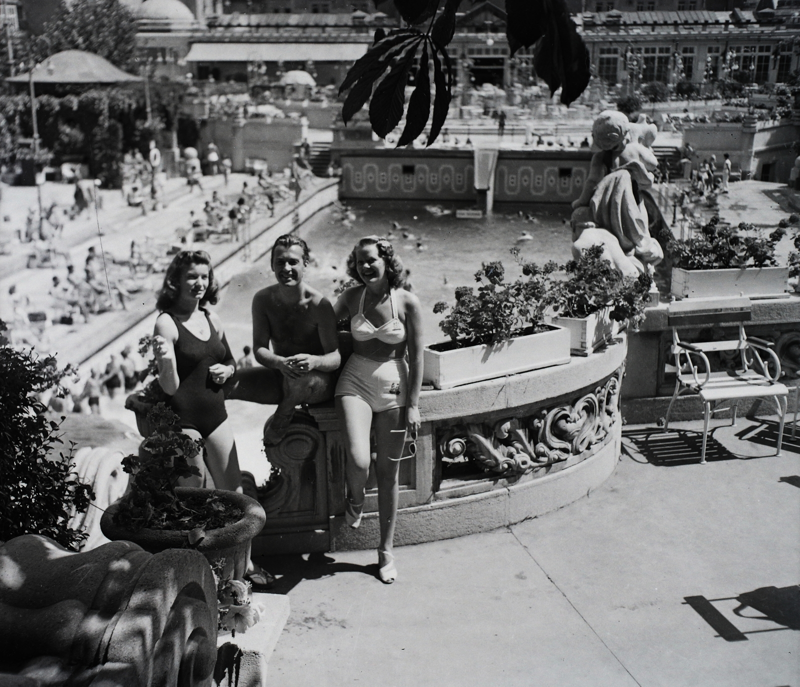 Hungary, Budapest XI., Gellért Gyógyfürdő, Hidvégi Valéria, Nagyajtay György és Buttykay Emmi színművészek., 1943, Kotnyek Antal, celebrity, bathing suit, tableau, men, genre painting, Secession, shades, lady, actor, sandal, Budapest, Bath house, Art Nouveau architecture, Ármin Hegedűs-design, Artúr Sebestyén-design, Izidor Sterk-design, Fortepan #17819