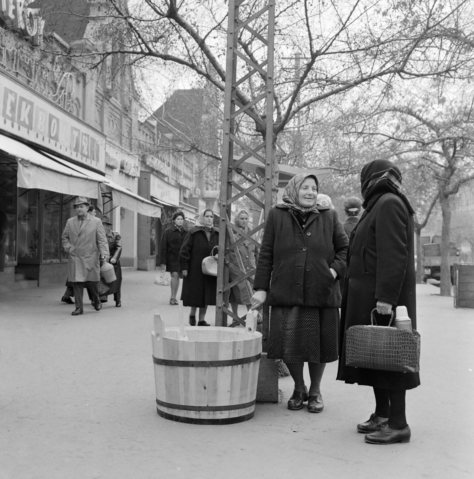 Magyarország, Szekszárd, Szent István tér (Mártírok tere), Korzó sor, balra a Kaszinó bazár., 1964, Bojár Sándor, Fortepan #178196