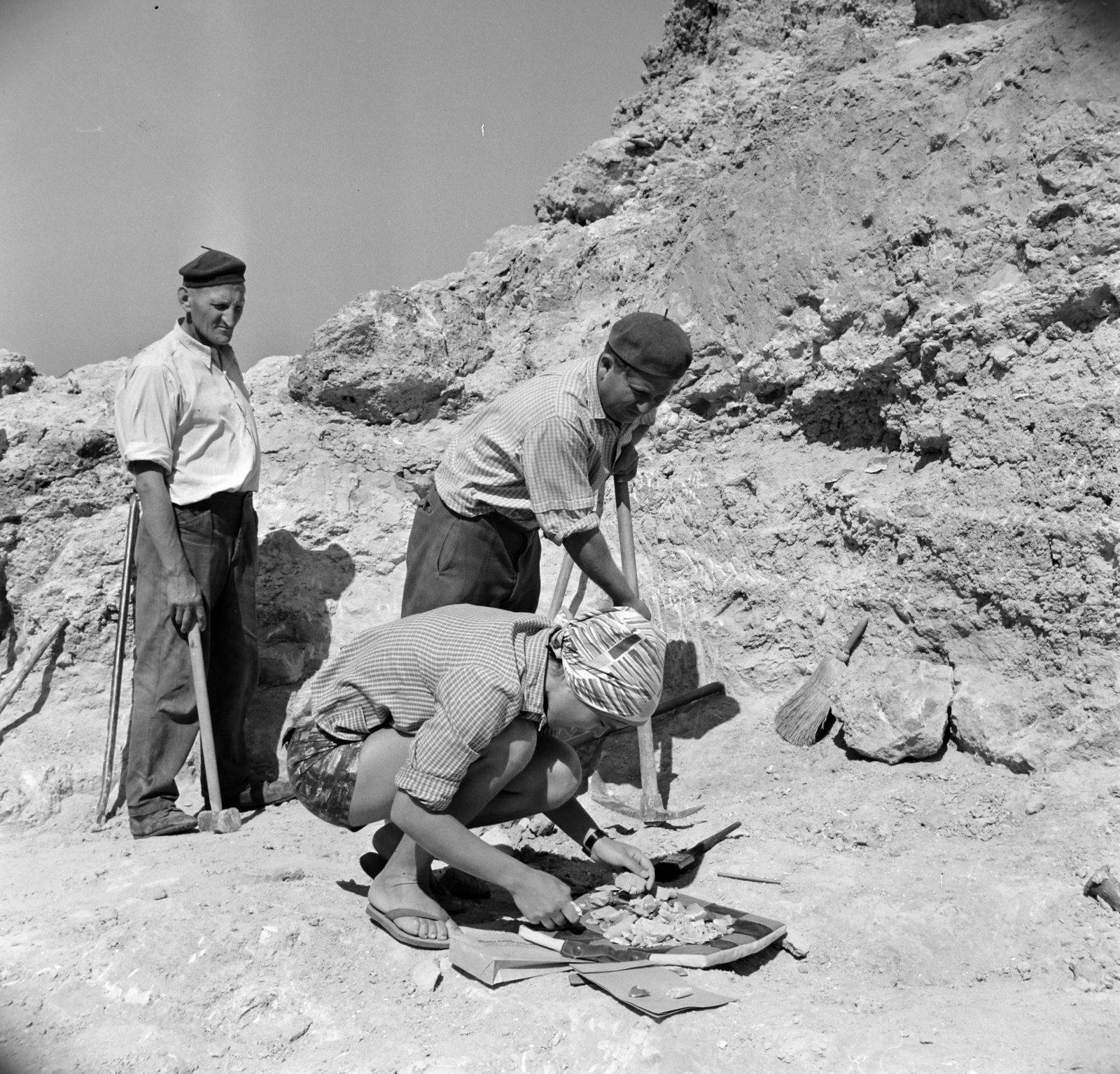 Hungary, Vértesszőlős, előtérben T. Dobosi Viola régész az Őskőkori előembertelep feltárásán, Samu (Homo sapiens palaeohungaricus: Sámuel) csontdarabjának megtalálása idején., 1965, Bojár Sándor, Fortepan #178210