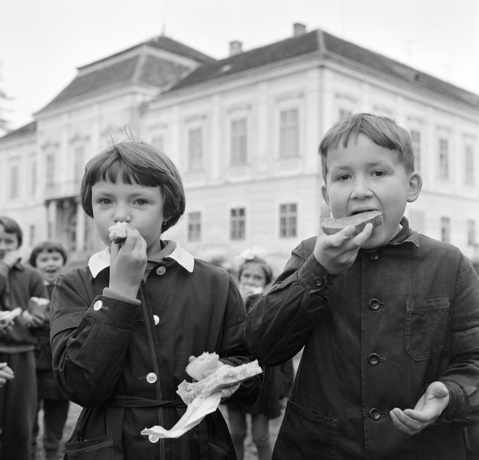 Hungary, Vassurány, Schilson-kastély, ekkor iskola, óvoda, kultúrház., 1963, Bojár Sándor, meal, school uniform, Fortepan #178216