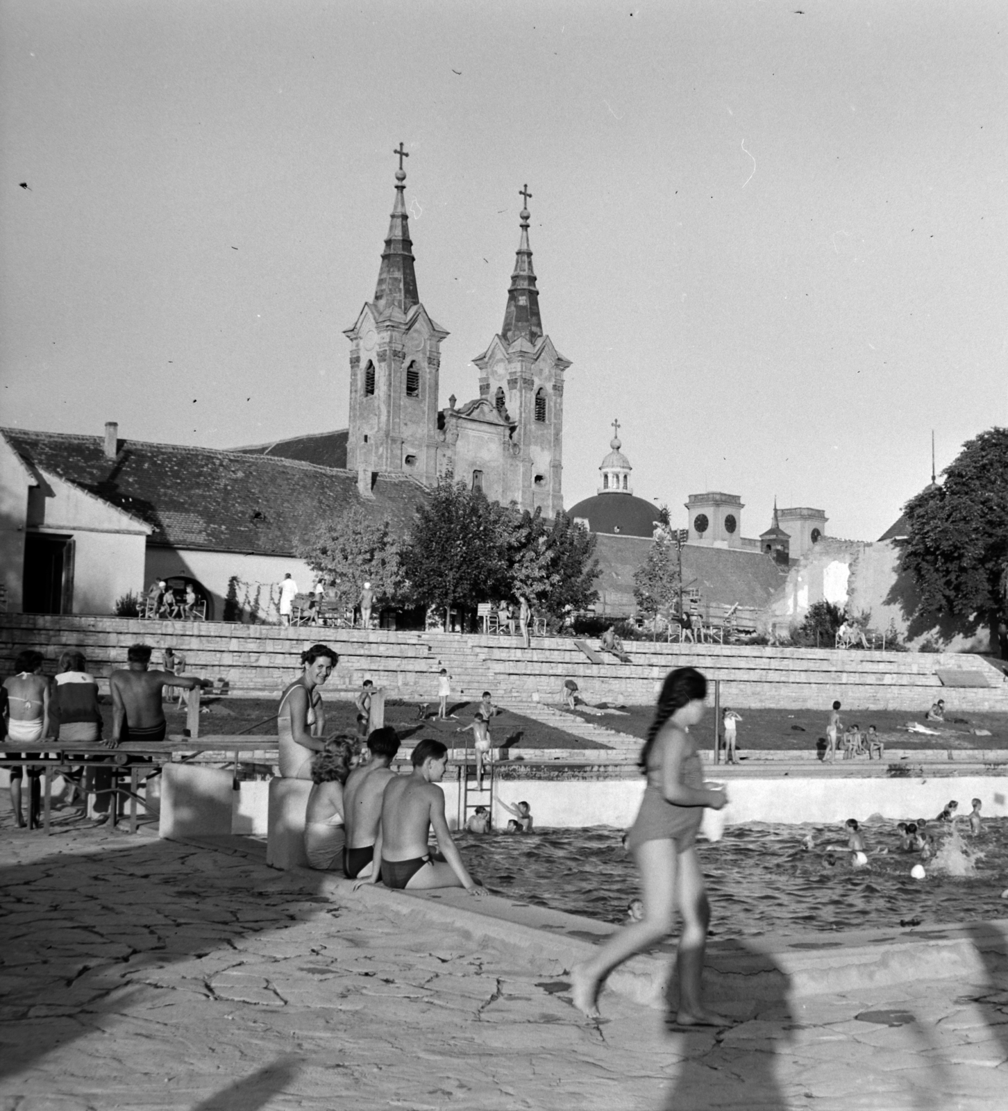 Hungary, Vác, strand, háttérben a Szent Anna piarista-templom tornya és a Nagyboldogasszony-székesegyház kupolája., 1960, Bojár Sándor, beach, Fortepan #178222