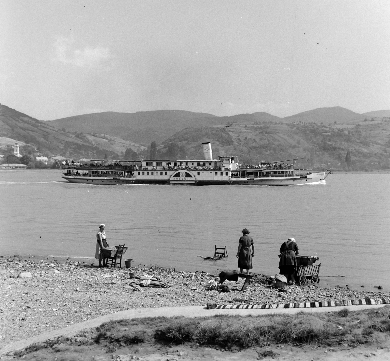 Hungary, Nagymaros, Duna-part, szemben Visegrád., 1960, Bojár Sándor, washing, steamboat, women, Fortepan #178224