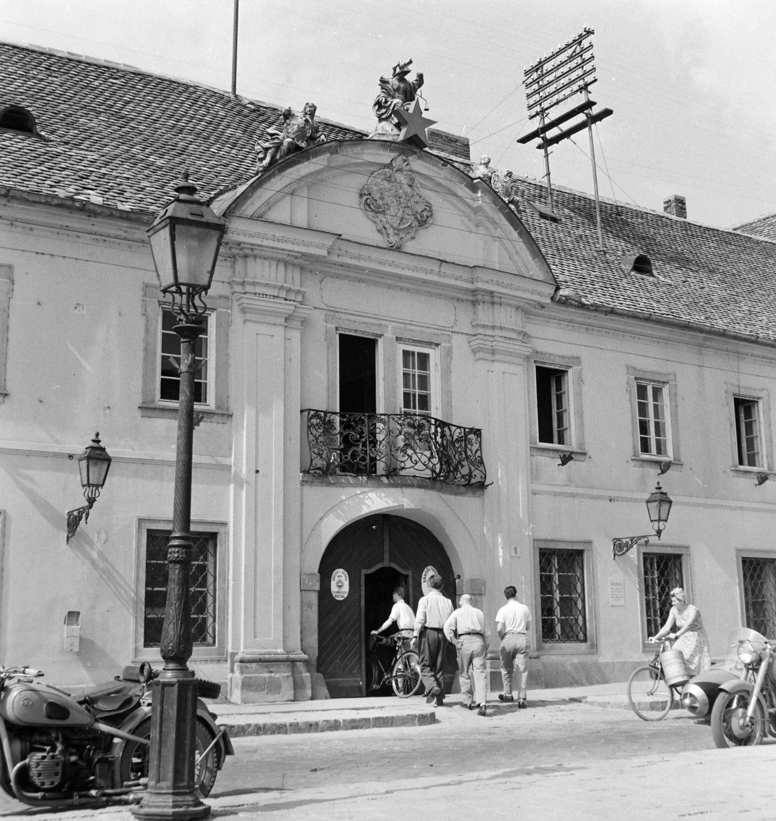 Hungary, Vác, Március 15. tér 11., Városháza., 1960, Bojár Sándor, bicycle, building, Fortepan #178227
