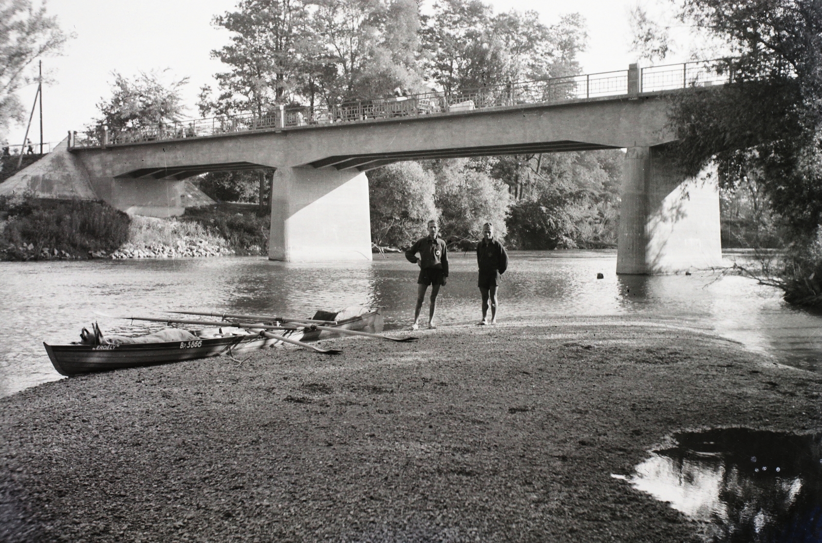Hungary, Rábaszentmihály, a Rába folyó hídja a községnél., 1940, Kotnyek Antal, bridge, boat, Fortepan #17823