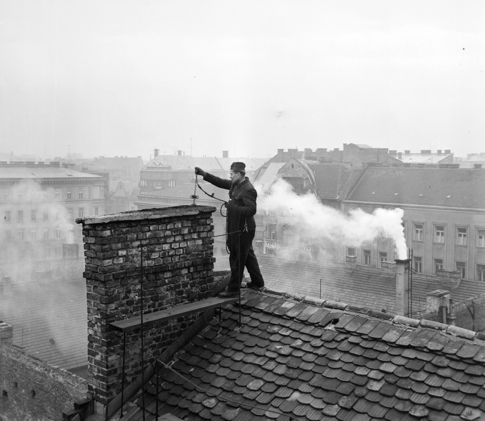 Hungary, Budapest V., a felvétel a Hercegprímás (Alpári Gyula) utca 19. számú ház tetőjén készült. A háttérben balra a Bajcsy-Zsilinszky út, középen jobbra az Arany János utca házsora., 1964, Bojár Sándor, chimney sweeper, Budapest, Fortepan #178246