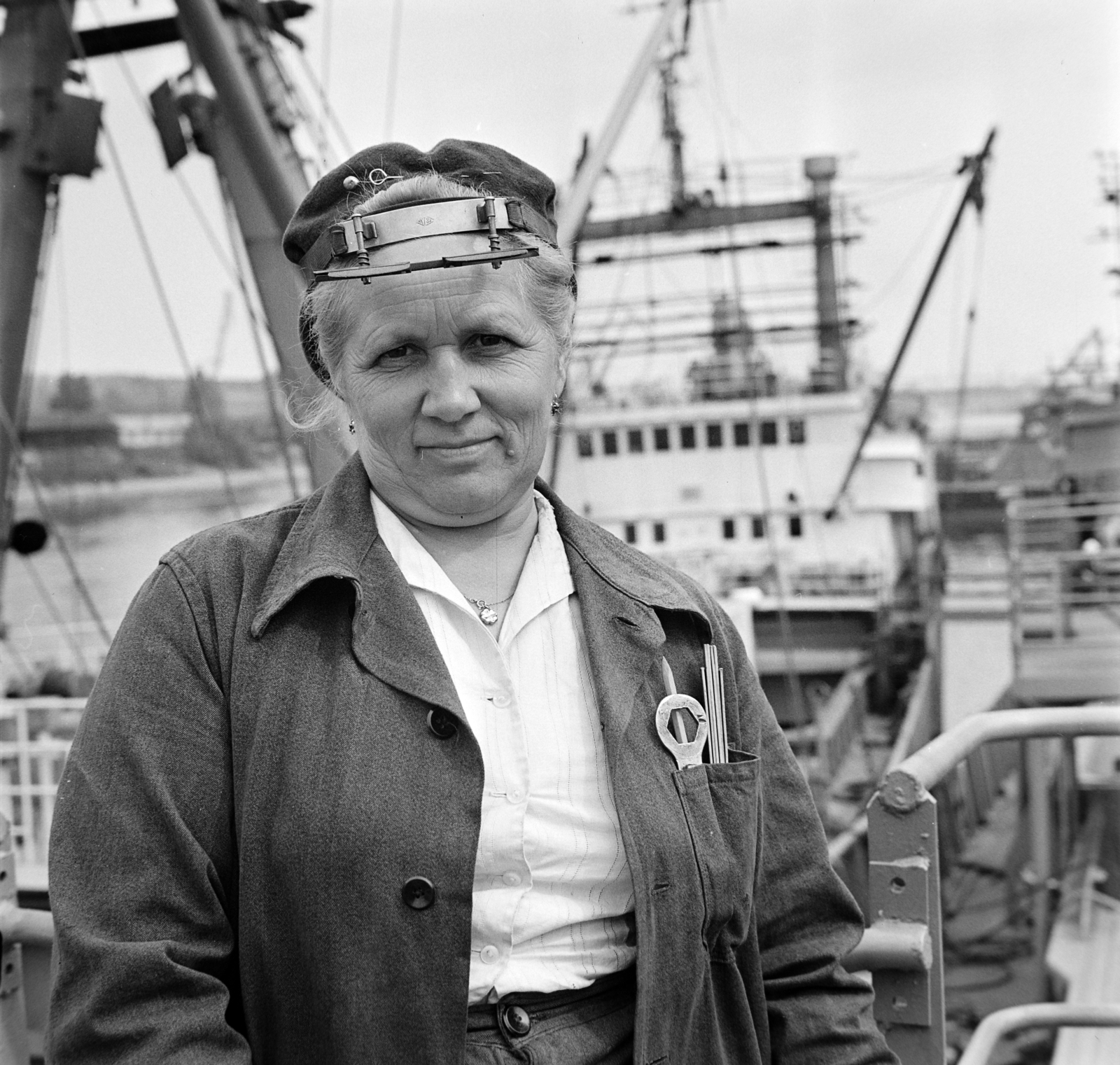 Hungary, Budapest XIII., Újpesti-öböl, a Magyar Hajó- és Darugyár Angyalföldi Gyáregysége., 1969, Bojár Sándor, Budapest, working woman, portrait, lady, Fortepan #178252
