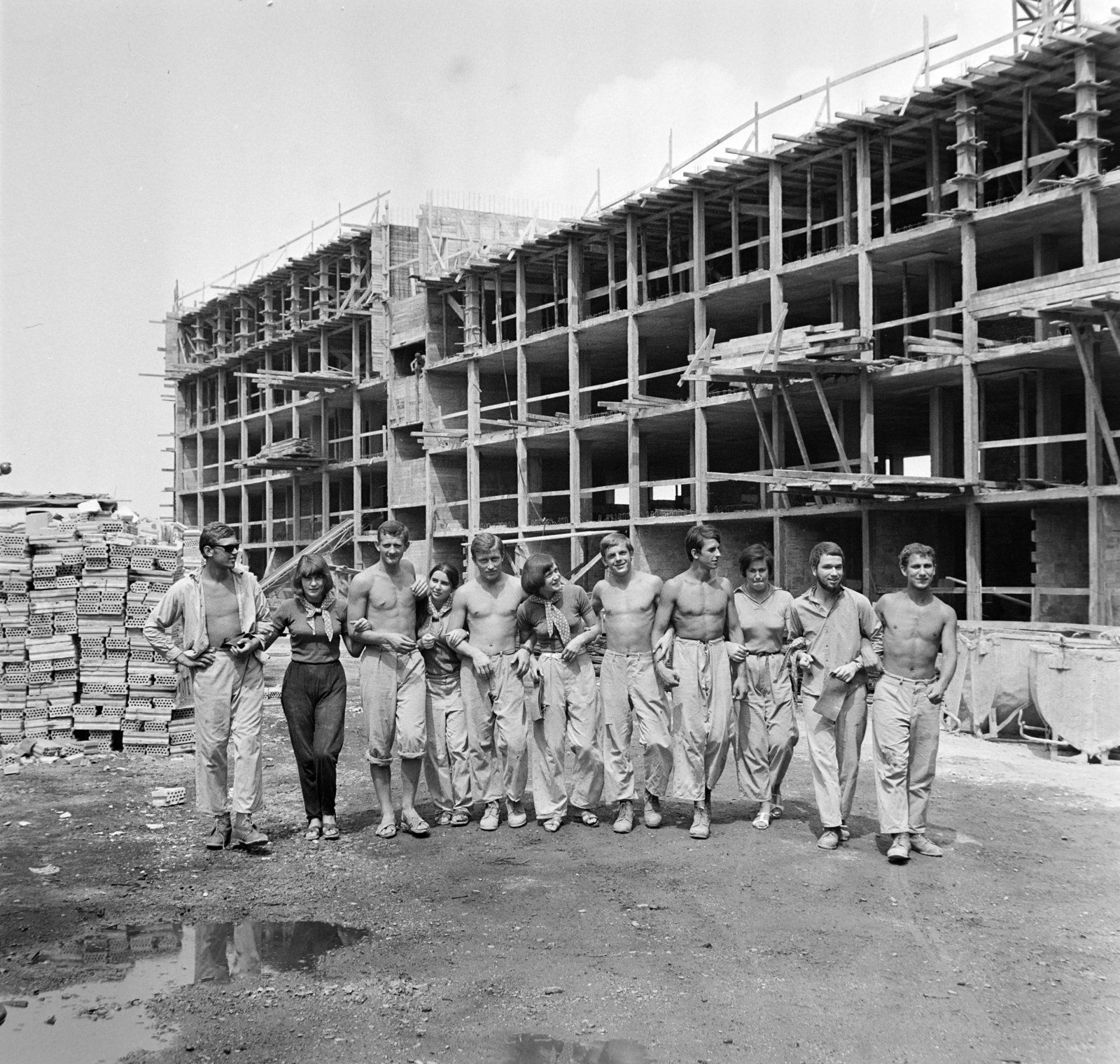 Hungary, Budapest II., Vérhalom utca 17-19., a SZOT szálló építkezése., 1969, Bojár Sándor, Budapest, hold upper arms, worker, half-naked, tableau, Fortepan #178266