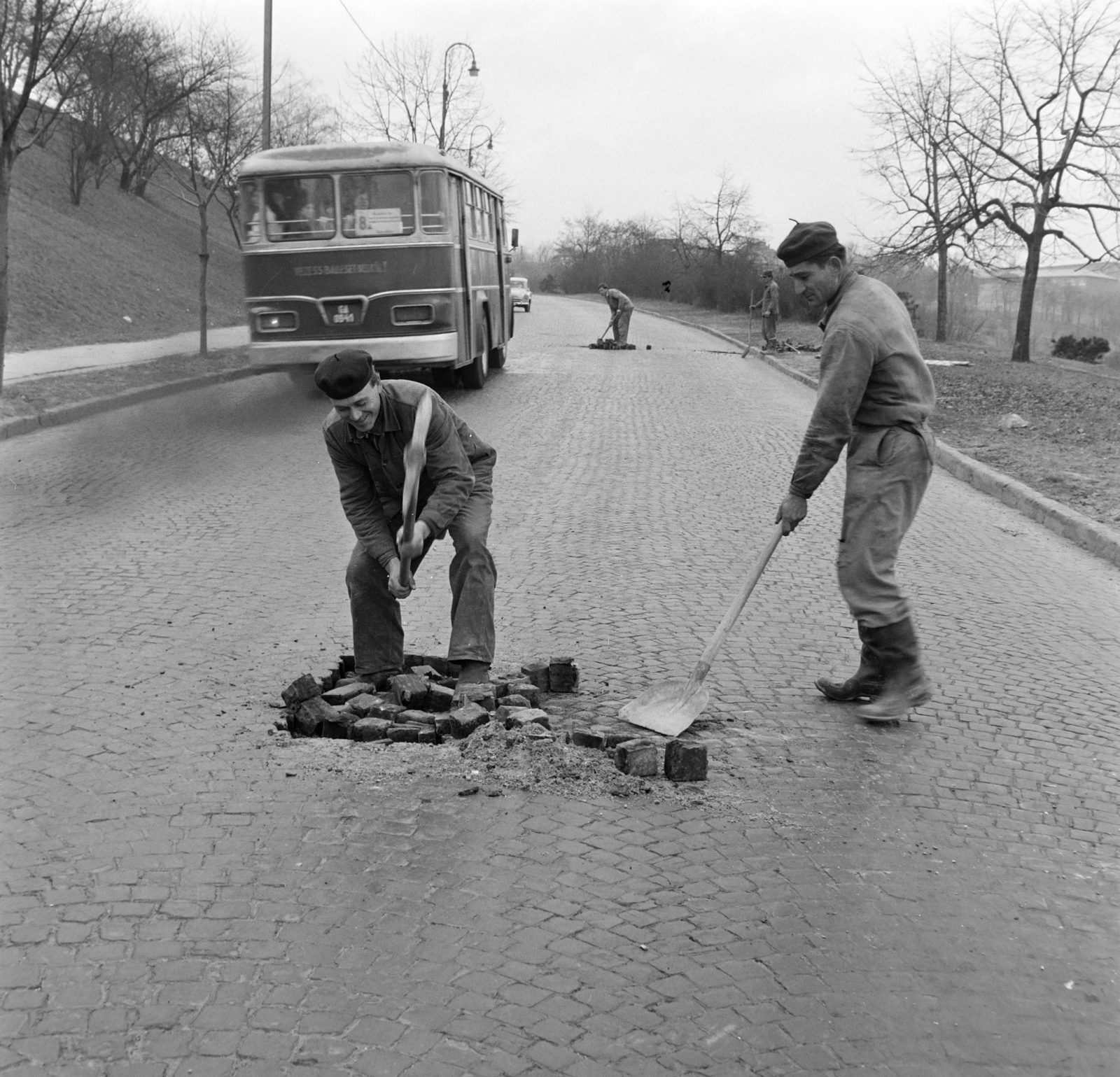 Hungary, Budapest I., Hegyalja út, balra a Gellért-hegy, jobbra a Tabán., 1964, Bojár Sándor, Budapest, pothole, Fortepan #178268