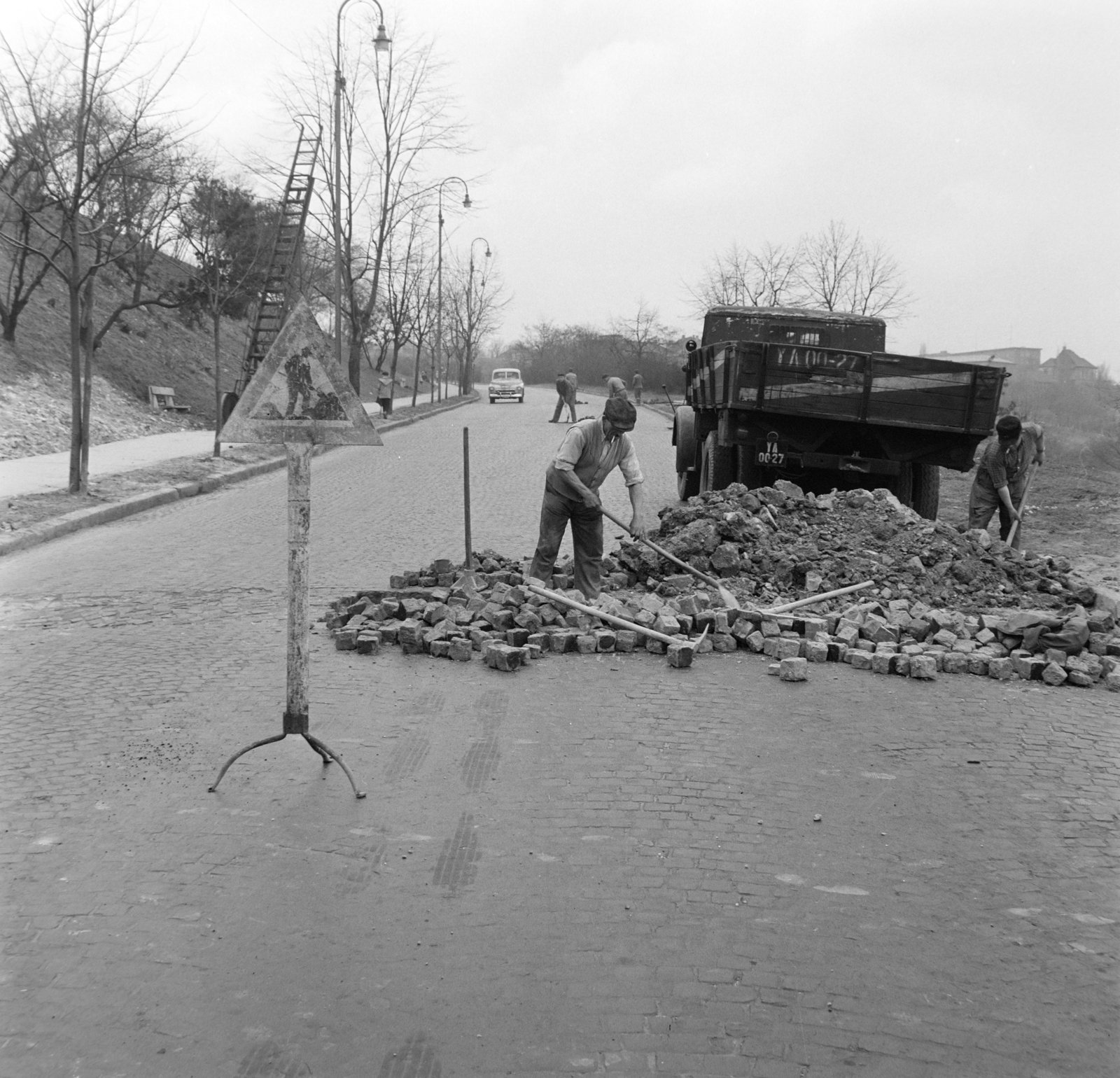 Hungary, Budapest I., Hegyalja út, balra a Gellért-hegy, jobbra a Tabán., 1964, Bojár Sándor, Budapest, Fortepan #178269