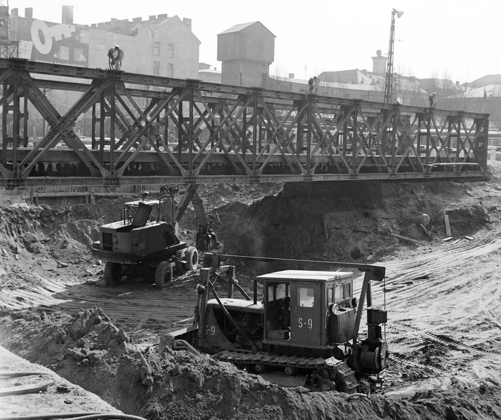 Hungary, Budapest V., Astoria kereszteződés, az aluljáró építésénél felhasznált Zagyva híd. Háttérben a Rákóczi út - Múzeum körút sarkán a metróépítés felvonótornya., 1963, Bojár Sándor, Budapest, riveted steel, excavator, track, Fortepan #178270