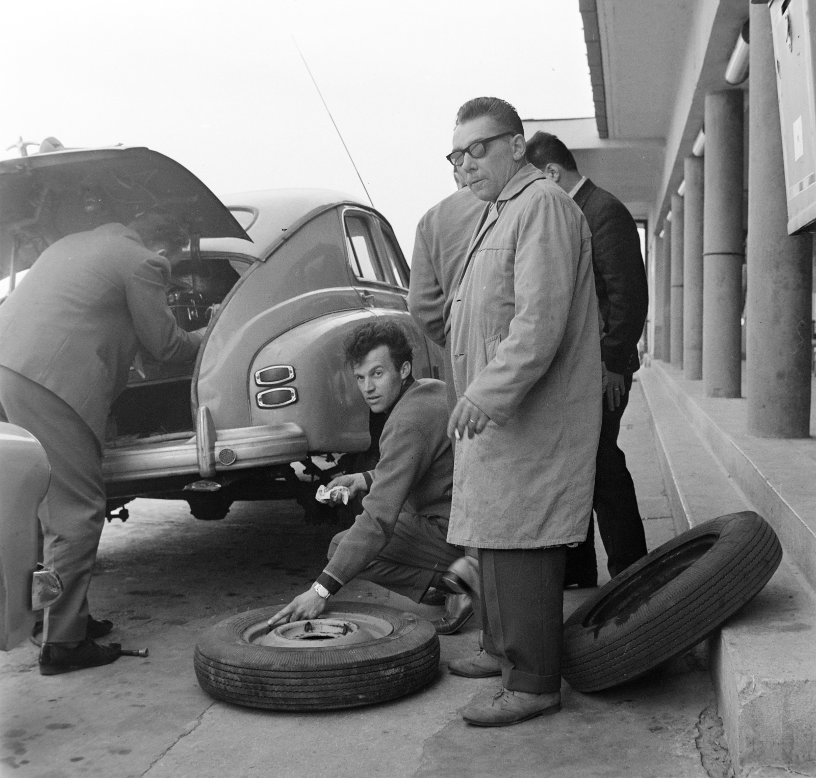 1965, Bojár Sándor, changing tyre, Fortepan #178279